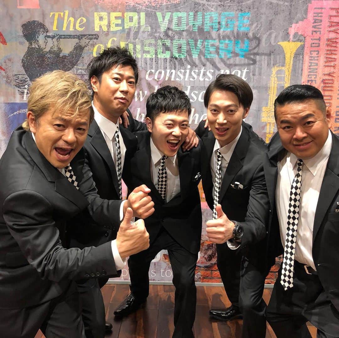 大地洋輔のインスタグラム：「昨日は吉本坂46のイベントでございましたー  お客さんとMVと沖縄でも『今夜はええやん』初披露の映像観たり、ハイタッチ会&グループショットしたり楽しかったです！！ ・ ・  吉本坂46選抜ののセカンドシングル 『今夜はええやん』 絶賛発売中です！！ ・ ・ ・ レッドとスウィートモンスターと競い合って買ったチームが次のシングルの表題曲になります！！ 是非我が選抜チームを応援よろしくお願いしますー！📣📣📣 ・ ・ ・  #吉本坂46 #吉本坂46選抜 #はんにゃ金田 #エハラマサヒロ #水玉ケンさん #ダイノジ大地 #パンサー尾形 #卒業してもズッ友だよ #のポーズ」