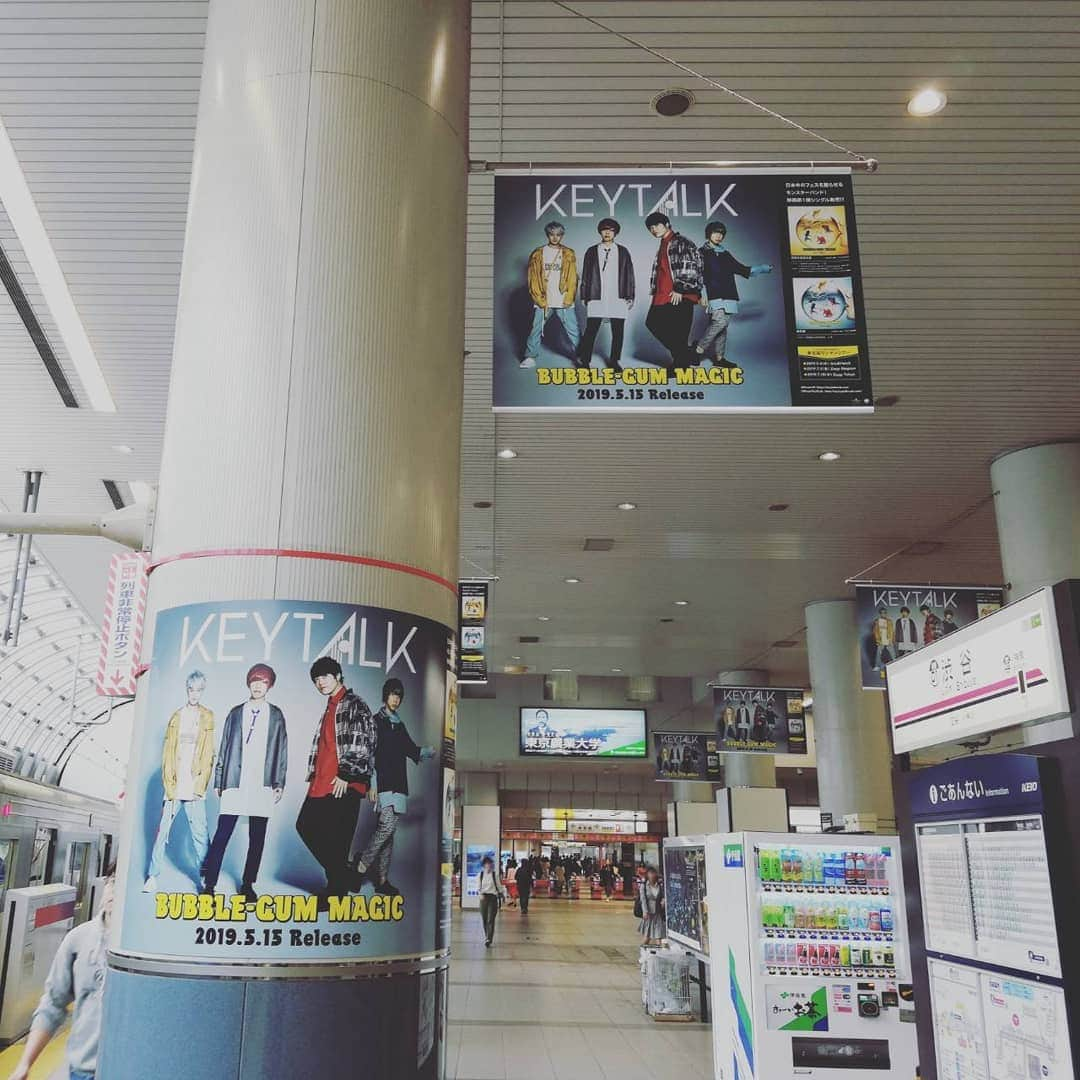 KEYTALKさんのインスタグラム写真 - (KEYTALKInstagram)「フラッグ＆ポスター掲出中❗️ ㅤ ✔5/13(月)〜5/19(日)の7日間、 KEYTALK「BUBBLE-GUM MAGIC」発売を記念して、 「京王井の頭線」渋谷駅構内に フラッグ＆ポスターが掲出されています！✨ ㅤ いよいよ「BUBBLE-GUM MAGIC」明後日発売‼ ぜひチェックしてみてくださいね！😊 ㅤ #KEYTALKBGM」5月13日 12時48分 - keytalk_official