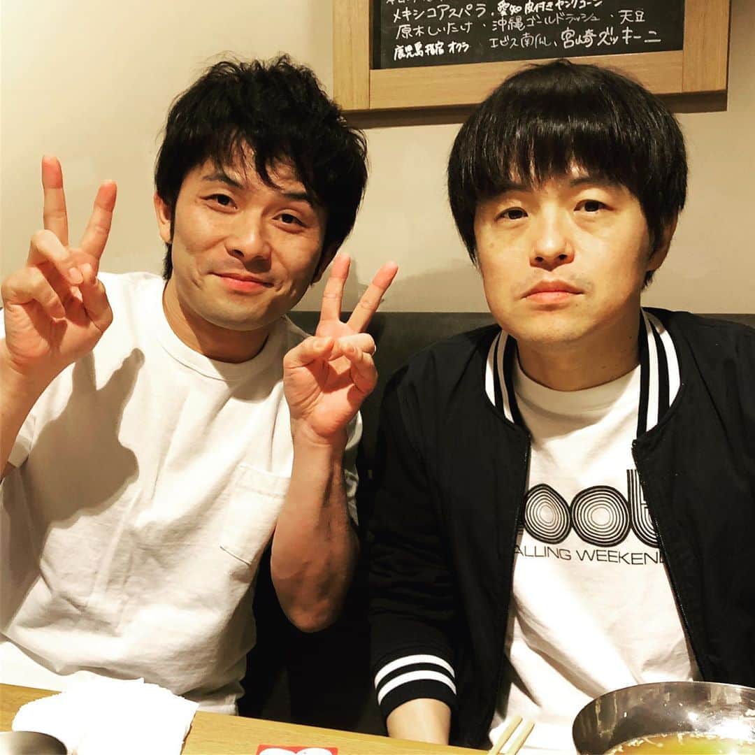 のインスタグラム：「オモシロ兄さんのライブは今年もオモシロでした！ あと、今年の写真もいい顔してくれませんでした！ #バカリズムライブ #image」