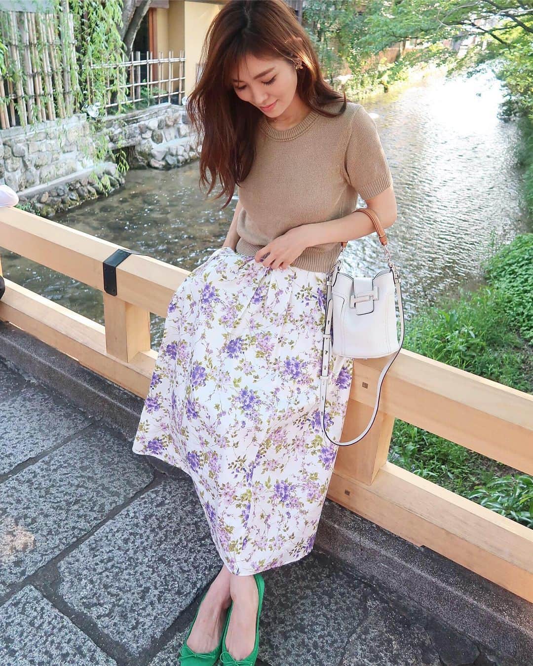 川人未帆さんのインスタグラム写真 - (川人未帆Instagram)「・ 京都に来ています✨ 久しぶりの京都✨ 京都の街でベージュのサマーニットを合わせて着たくてまたまたこのスカート💕 あえてパキッとしたグリーンのバレエシューズを合わせて甘くならないように。娘もお揃いのドレスに緑の靴下で☺️ 新緑が気持ち良い季節🌱 #今日のわたちたち ・ Knit: @unitedarrows_official  Skirt: @seventenbymihokawahito  16日入荷です♡ Bag: @tods Shoes: @tsurubymarikooikawa」5月13日 12時51分 - miho0319kawahito