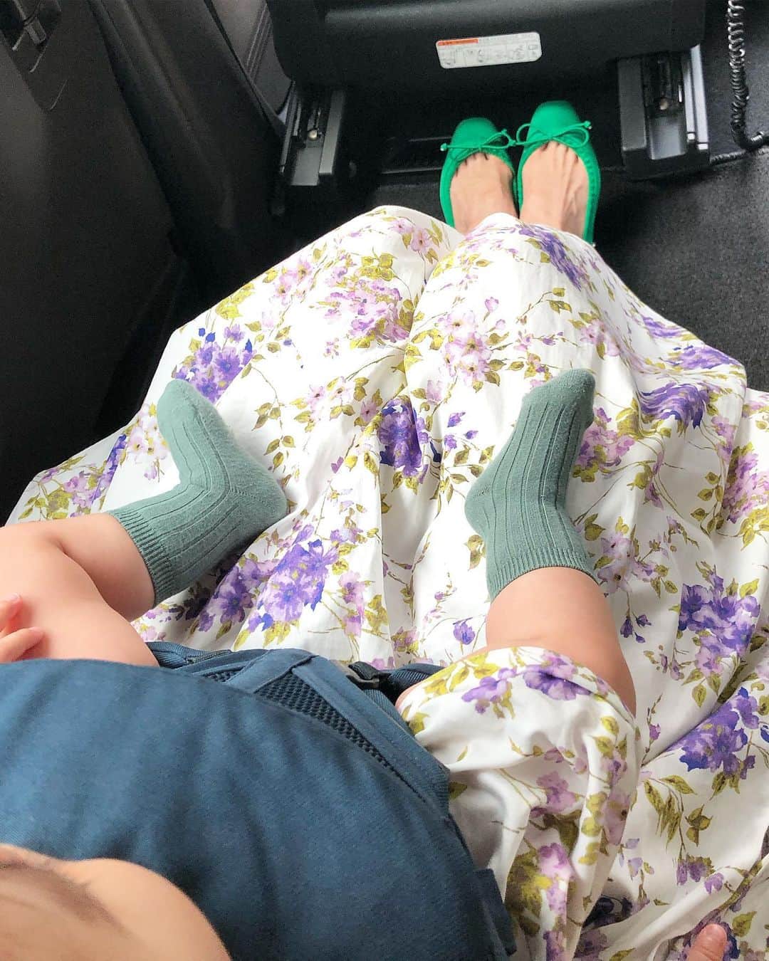 川人未帆さんのインスタグラム写真 - (川人未帆Instagram)「・ 京都に来ています✨ 久しぶりの京都✨ 京都の街でベージュのサマーニットを合わせて着たくてまたまたこのスカート💕 あえてパキッとしたグリーンのバレエシューズを合わせて甘くならないように。娘もお揃いのドレスに緑の靴下で☺️ 新緑が気持ち良い季節🌱 #今日のわたちたち ・ Knit: @unitedarrows_official  Skirt: @seventenbymihokawahito  16日入荷です♡ Bag: @tods Shoes: @tsurubymarikooikawa」5月13日 12時51分 - miho0319kawahito