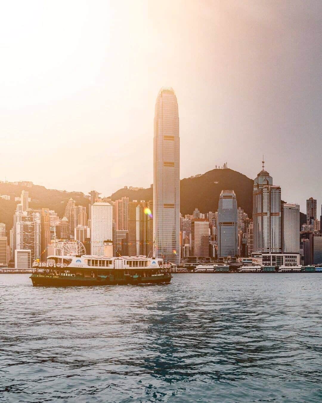 Discover Hong Kongさんのインスタグラム写真 - (Discover Hong KongInstagram)「Admiring Hong Kong’s iconic skyline. 去香港玩，怎能不看維港的動人景致﹖ 香港と言えばこの景色。 📷: @_ltktuco_ #DiscoverHongKong #repost」5月13日 13時01分 - discoverhongkong