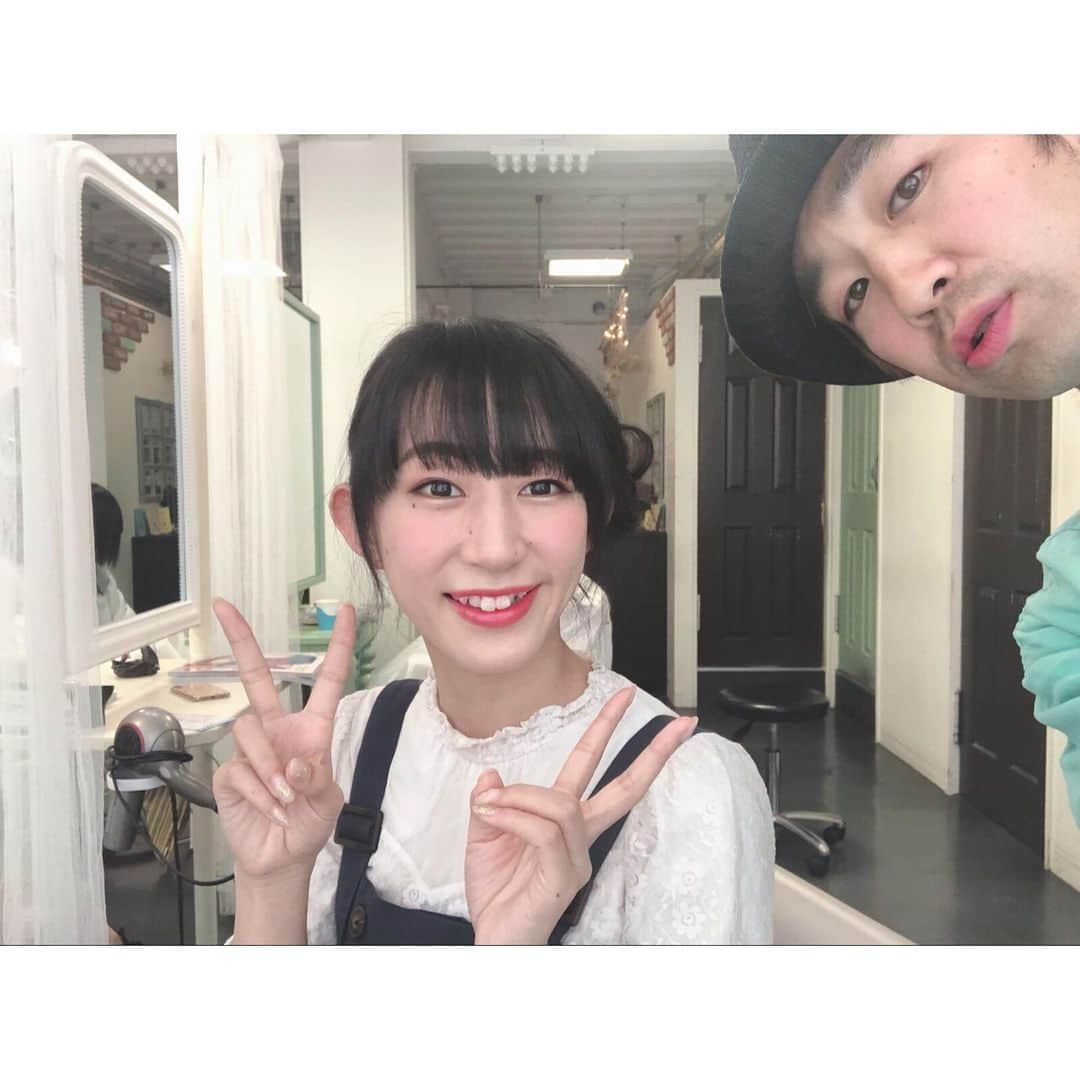 やっこさんのインスタグラム写真 - (やっこInstagram)「✂︎﻿ ﻿ ﻿ ﻿ ﻿ ﻿ ﻿ New hair💇‍♀️﻿ ﻿ ﻿ 髪の毛がだいぶ痛んでいたので﻿ 先日spicaさんに行ってきました✂️﻿ ﻿ 黒髪で染めたことなくても﻿ アイロンとかしてるとやっぱり痛んじゃうので…😢😢﻿ ﻿ 今回は #オペトリ をしていただいたんだけど﻿ まーーーーーーじで綺麗になってて、﻿ 帰ってシャンプーしたときにサラサラすぎて﻿ ？？！？となりました(語彙力)﻿ ﻿ 最後に髪の毛まとめてもらったよ〜！﻿ ﻿ ﻿ ﻿ 今回も松岡さんにお願いしました☺️﻿ 紙コップ松岡さんが描いてくださったんだけど﻿ めちゃくちゃ可愛くて笑った！笑﻿ ﻿ ありがとうございました！✨﻿ ﻿ ﻿ ﻿ ﻿ ﻿ ﻿ ﻿ #やっこ #yakko #spica﻿ #スピカ #原宿美容院 #美容院 #newhair #黒髪 #オペトリ #さらさら #まとめ髪 #blackhair」5月13日 13時02分 - yakko928