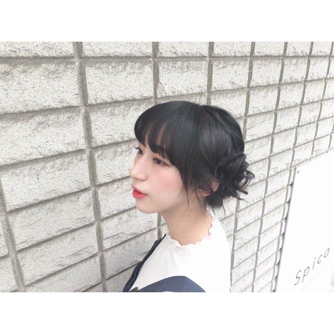 やっこさんのインスタグラム写真 - (やっこInstagram)「✂︎﻿ ﻿ ﻿ ﻿ ﻿ ﻿ ﻿ New hair💇‍♀️﻿ ﻿ ﻿ 髪の毛がだいぶ痛んでいたので﻿ 先日spicaさんに行ってきました✂️﻿ ﻿ 黒髪で染めたことなくても﻿ アイロンとかしてるとやっぱり痛んじゃうので…😢😢﻿ ﻿ 今回は #オペトリ をしていただいたんだけど﻿ まーーーーーーじで綺麗になってて、﻿ 帰ってシャンプーしたときにサラサラすぎて﻿ ？？！？となりました(語彙力)﻿ ﻿ 最後に髪の毛まとめてもらったよ〜！﻿ ﻿ ﻿ ﻿ 今回も松岡さんにお願いしました☺️﻿ 紙コップ松岡さんが描いてくださったんだけど﻿ めちゃくちゃ可愛くて笑った！笑﻿ ﻿ ありがとうございました！✨﻿ ﻿ ﻿ ﻿ ﻿ ﻿ ﻿ ﻿ #やっこ #yakko #spica﻿ #スピカ #原宿美容院 #美容院 #newhair #黒髪 #オペトリ #さらさら #まとめ髪 #blackhair」5月13日 13時02分 - yakko928