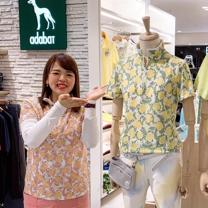のインスタグラム：「. Staff Recommend💁🏻‍♀️. ＠阪急梅田店 . 初夏にピッタリな爽やかなレモンがらのポロシャツです🍋🍋🍋. 優しい色合いが涼しげで、カラーボトムとの相性も👌👌！ オレンジ、イエローの2カラー展開でご用意しています😊 . #adabat#アダバット#golf#ゴルフ#golfwear#ゴルフウェア#golffashion#saluki#ゴルフコーデ#女子ゴルフ#ゴルフ女子#summer#夏ゴルフ#夏コーデ#poloshirt#ポロシャツ#staff#スタッフ#スタッフおすすめ #スタッフコーデ#スタッフ着用#レモン#🍋#snap#大阪#osaka#梅田阪急#instagolf#golfstagram」