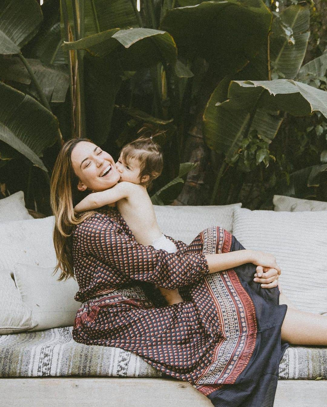 オデット・アナブルさんのインスタグラム写真 - (オデット・アナブルInstagram)「I love being your mom Charlie Mae. Still my favorite pictures of us, I’ll cherish them forever and ever. Happy Mother’s Day to all of the moms, each and every kind. ❤️」5月13日 13時06分 - odetteannable