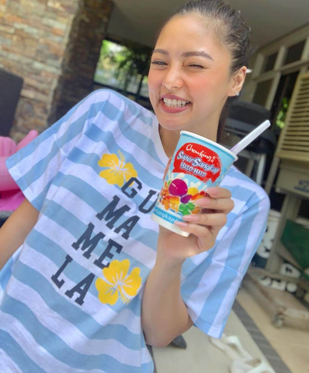 Kim Chiuさんのインスタグラム写真 - (Kim ChiuInstagram)「CHOWKING BLOW OUT para sa mga BUMOTO!🇵🇭. get a FREE 2nd scoop of ice cream once you purchase supersangkap halohalo or milky white halohalo just show your finger with indelible ink then tadah!!!! get that extra scoop of ice cream!!!!👍🏻 promo is available nationwide, dine in and take out for today only!❤️. Beat the Heat with Chowking Super Sangkap Halo-Halo!!!!☀️. . VOTE WISELY☝🏻. May the good Lord bless and guide us all❤️ #halohalongbayan @chowkingph @chamjodigo #taraletschow .  AVAILABLE NATIONWIDE!🇵🇭」5月13日 13時08分 - chinitaprincess