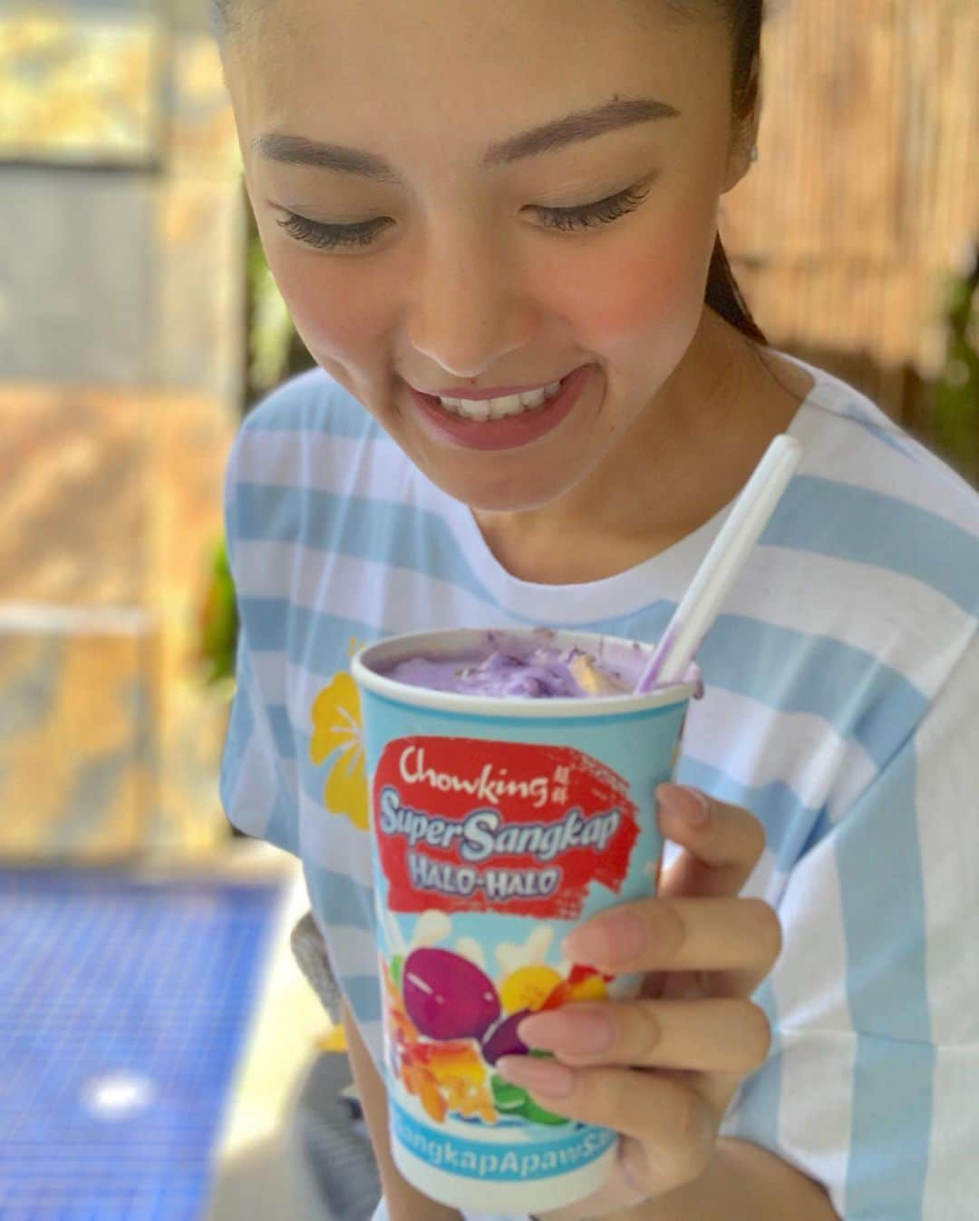 Kim Chiuさんのインスタグラム写真 - (Kim ChiuInstagram)「CHOWKING BLOW OUT para sa mga BUMOTO!🇵🇭. get a FREE 2nd scoop of ice cream once you purchase supersangkap halohalo or milky white halohalo just show your finger with indelible ink then tadah!!!! get that extra scoop of ice cream!!!!👍🏻 promo is available nationwide, dine in and take out for today only!❤️. Beat the Heat with Chowking Super Sangkap Halo-Halo!!!!☀️. . VOTE WISELY☝🏻. May the good Lord bless and guide us all❤️ #halohalongbayan @chowkingph @chamjodigo #taraletschow .  AVAILABLE NATIONWIDE!🇵🇭」5月13日 13時08分 - chinitaprincess