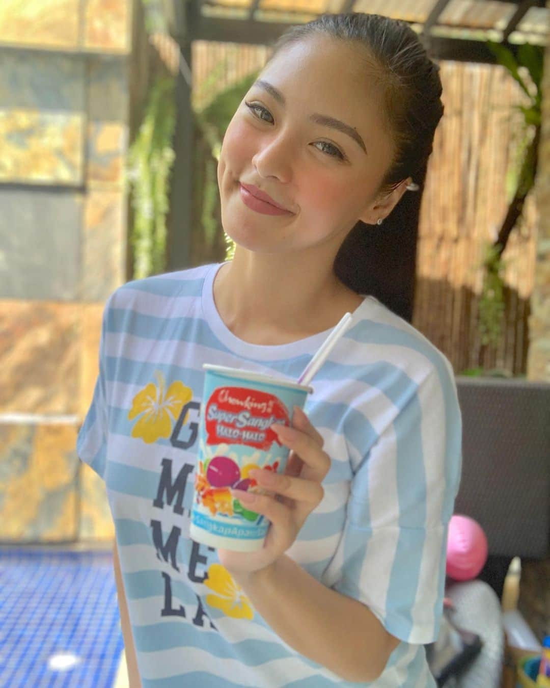 Kim Chiuさんのインスタグラム写真 - (Kim ChiuInstagram)「CHOWKING BLOW OUT para sa mga BUMOTO!🇵🇭. get a FREE 2nd scoop of ice cream once you purchase supersangkap halohalo or milky white halohalo just show your finger with indelible ink then tadah!!!! get that extra scoop of ice cream!!!!👍🏻 promo is available nationwide, dine in and take out for today only!❤️. Beat the Heat with Chowking Super Sangkap Halo-Halo!!!!☀️. . VOTE WISELY☝🏻. May the good Lord bless and guide us all❤️ #halohalongbayan @chowkingph @chamjodigo #taraletschow .  AVAILABLE NATIONWIDE!🇵🇭」5月13日 13時08分 - chinitaprincess