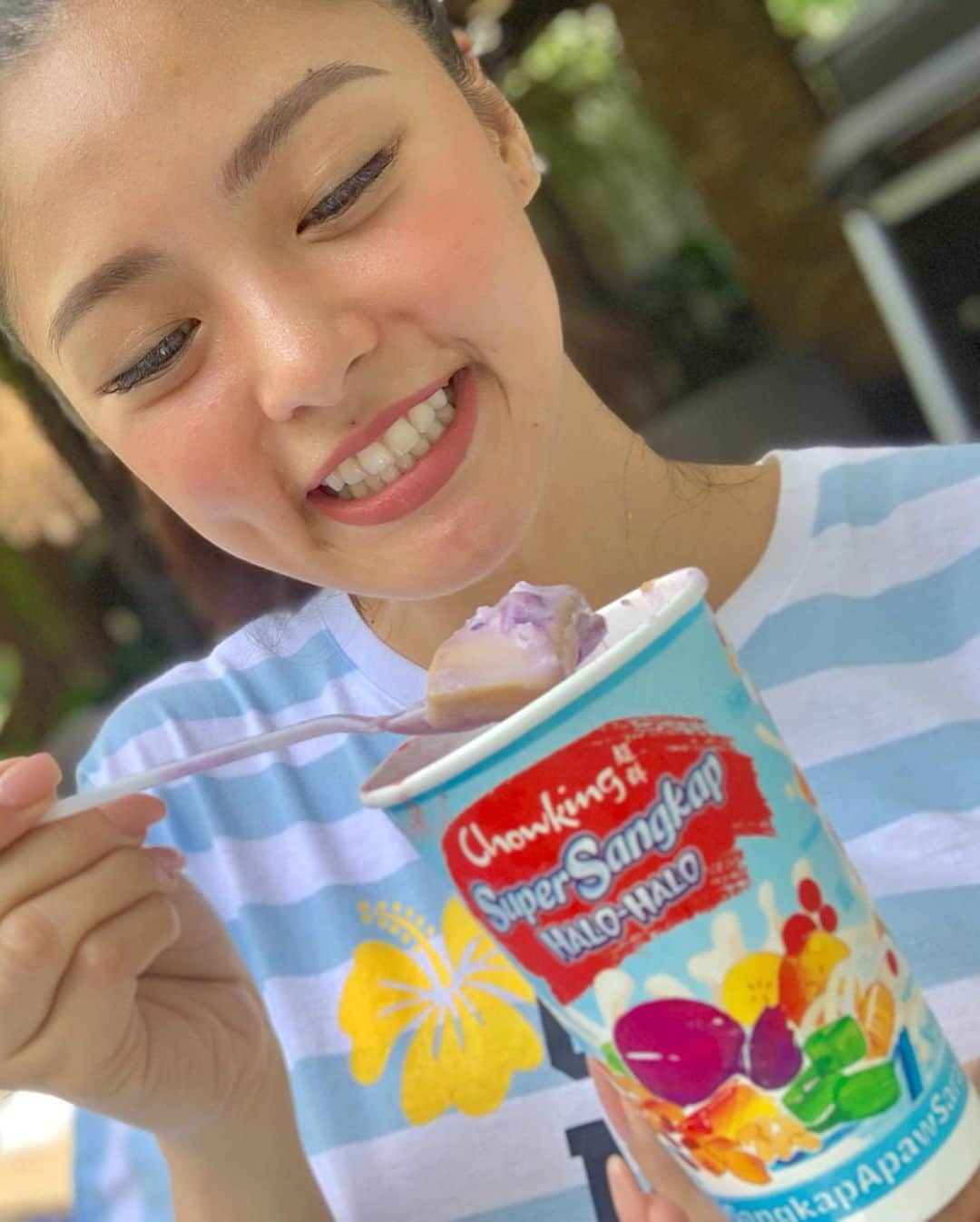 Kim Chiuさんのインスタグラム写真 - (Kim ChiuInstagram)「CHOWKING BLOW OUT para sa mga BUMOTO!🇵🇭. get a FREE 2nd scoop of ice cream once you purchase supersangkap halohalo or milky white halohalo just show your finger with indelible ink then tadah!!!! get that extra scoop of ice cream!!!!👍🏻 promo is available nationwide, dine in and take out for today only!❤️. Beat the Heat with Chowking Super Sangkap Halo-Halo!!!!☀️. . VOTE WISELY☝🏻. May the good Lord bless and guide us all❤️ #halohalongbayan @chowkingph @chamjodigo #taraletschow .  AVAILABLE NATIONWIDE!🇵🇭」5月13日 13時08分 - chinitaprincess