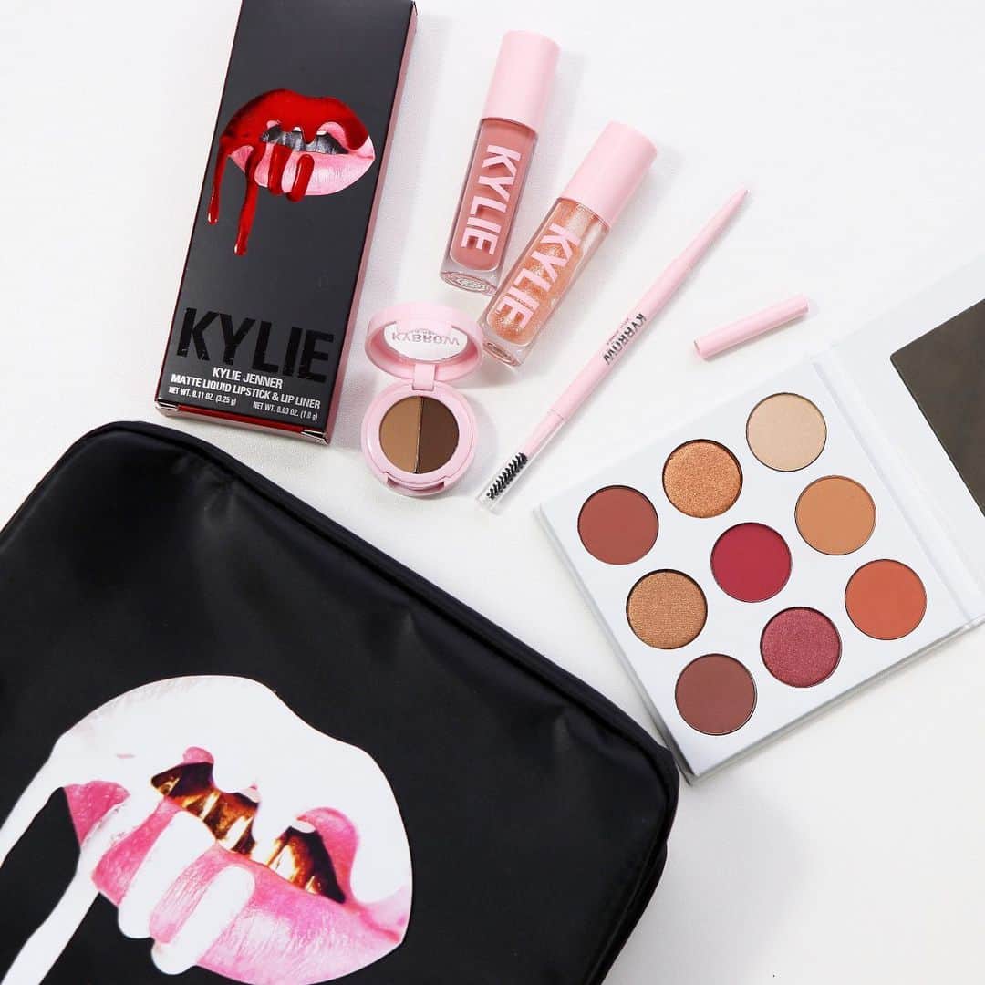 Kylie Cosmeticsさんのインスタグラム写真 - (Kylie CosmeticsInstagram)「want a FREE makeup bag?! 😍 shop now and pick a free makeup bag of your choice with a purchase of $40 or more💋 only on KylieCosmetics.com while supplies last, ends tomorrow 5/13 12pm pst」5月13日 13時09分 - kyliecosmetics