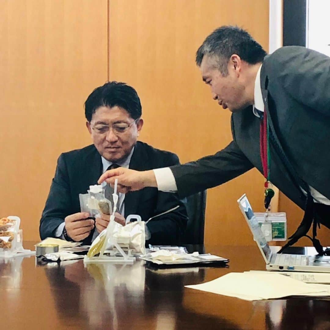 平井卓也さんのインスタグラム写真 - (平井卓也Instagram)「若田JAXA理事・宇宙飛行士が大臣室に来訪。宇宙政策担当大臣として、今日は「宇宙食」の試食です。美味しいので、普段よりも食べてしまいました。NHKも取材されてましたので、詳しくは後日。 #平井卓也 #宇宙食 #spacefood　#JAXA」5月13日 13時21分 - hiratakuchan0125