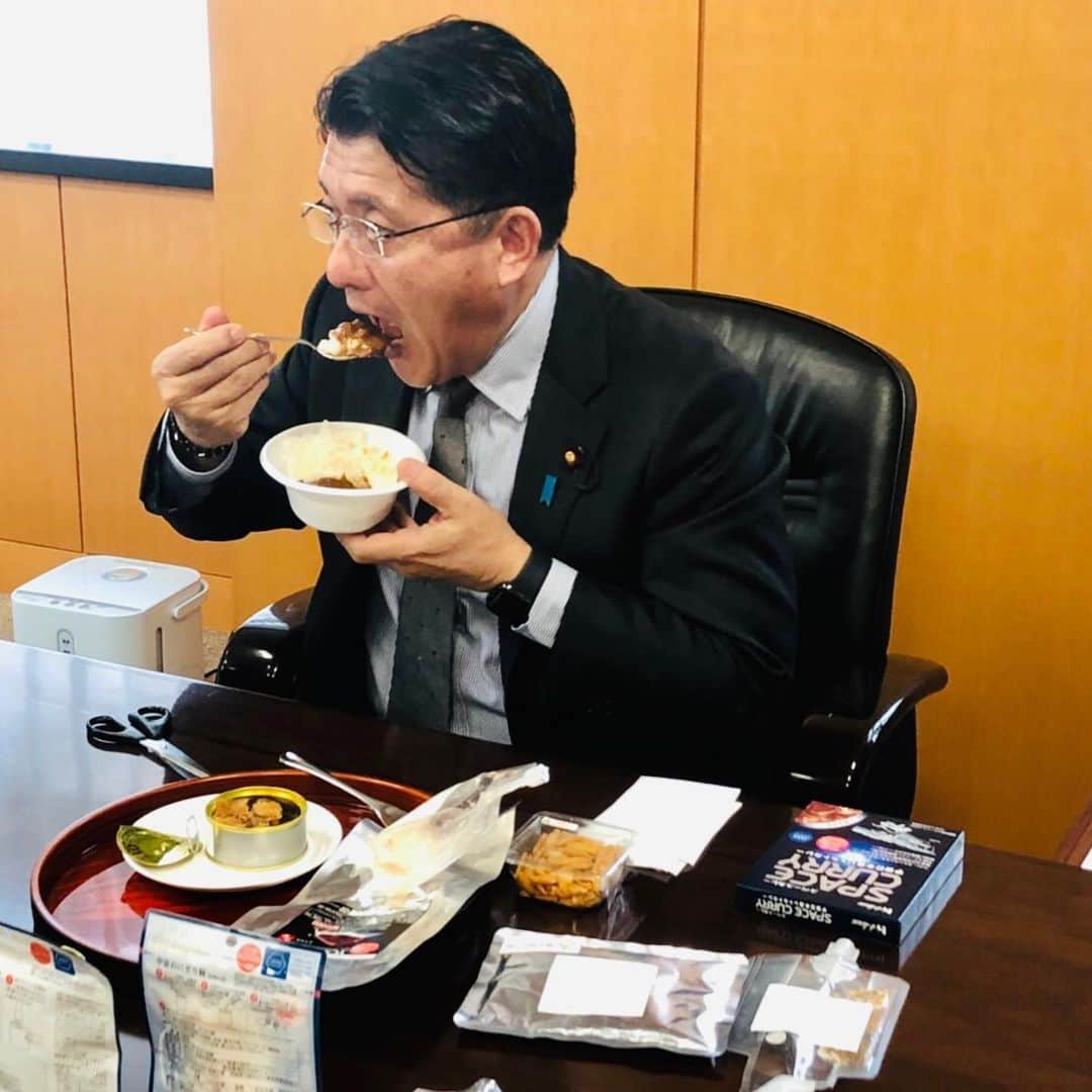 平井卓也さんのインスタグラム写真 - (平井卓也Instagram)「若田JAXA理事・宇宙飛行士が大臣室に来訪。宇宙政策担当大臣として、今日は「宇宙食」の試食です。美味しいので、普段よりも食べてしまいました。NHKも取材されてましたので、詳しくは後日。 #平井卓也 #宇宙食 #spacefood　#JAXA」5月13日 13時21分 - hiratakuchan0125