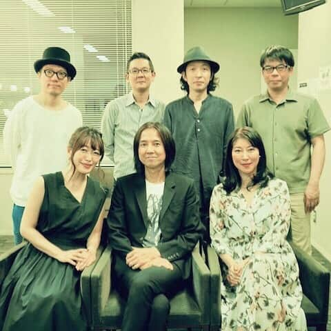 坂本美雨さんのインスタグラム写真 - (坂本美雨Instagram)「昨晩の高野寛さん30周年記念コラボレーションライブ。 ほんっとうにいい時間でした。 会場すみずみまで、愛たっぷり。 . 高野さんと初めて会ったのはおよそ25年前、13歳の時。この長い時間を考えるとこうして一緒に演奏しているのが不思議ですが、高野さんはそれをとても自然なことに感じさせてくれる。  高野さんと親交の深いミュージシャンはたくさんいらっしゃるなか、この大事な節目に呼んでいただけるなんてなんてありがたいことだろう…と、おおはたくんと帰りの電車で改めて噛みしめました。 . 畠山美由紀さん、ハナレグミ タカシくんも、出会ってからいつのまにか長く時間が経っているけれど、今回一緒に歌わせていただけて さらに尊敬を深め、歌に対する気持ちや取り組み方をすこし分かち合えたのも、宝物の時間でした。  高野さん、おめでとうございます。 6月6日、大阪ビルボードも楽しみ…！ . #高野寛 #畠山美由紀 #永積タカシ #おおはた雄一 #鈴木正人 #宮川剛 #坂本美雨 #おお雨」5月13日 13時18分 - miu_sakamoto