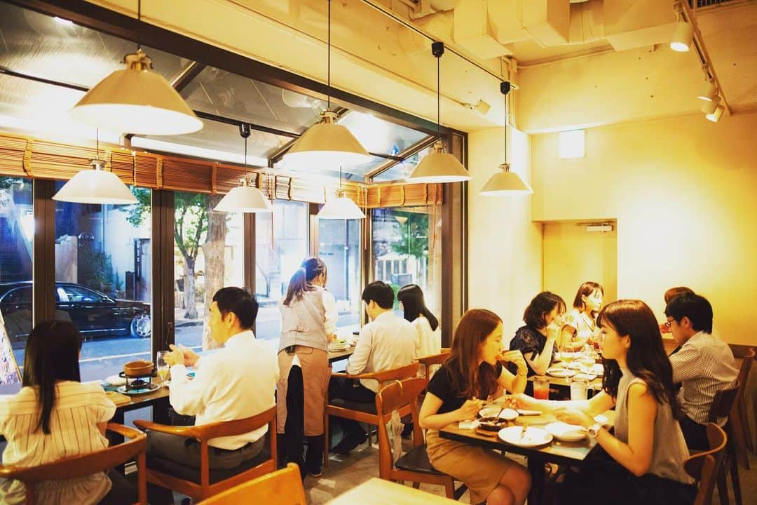 ハース恵比寿店さんのインスタグラム写真 - (ハース恵比寿店Instagram)「こんにちは、ハース恵比寿店です。 5月もあっという間に中旬になりましたが、まだまだやってます、「 #5月限定コース 」‼️ すりたてフワッフワッの生ハムに、ハースオリジナルのチーズフォンデュ or がっつりボリューミーな牛リブロースのグリルが選べるおトクなコースになっています☺️ 飲み放題には、 #スパークリングワイン にもついています‼️会社飲み会や合コンなどにもぜひご利用ください🍷  #恵比寿 #ハース恵比寿 #ハース姉妹店 #hearth #イタリアン #フレンチ #ワイン #飲み放題 #コース #恵比寿ディナー #生ハム #チーズフォンデュ #牛リブロース #恵比寿グルメ  @hearth_ebisu」5月13日 13時19分 - hearth_ebisu