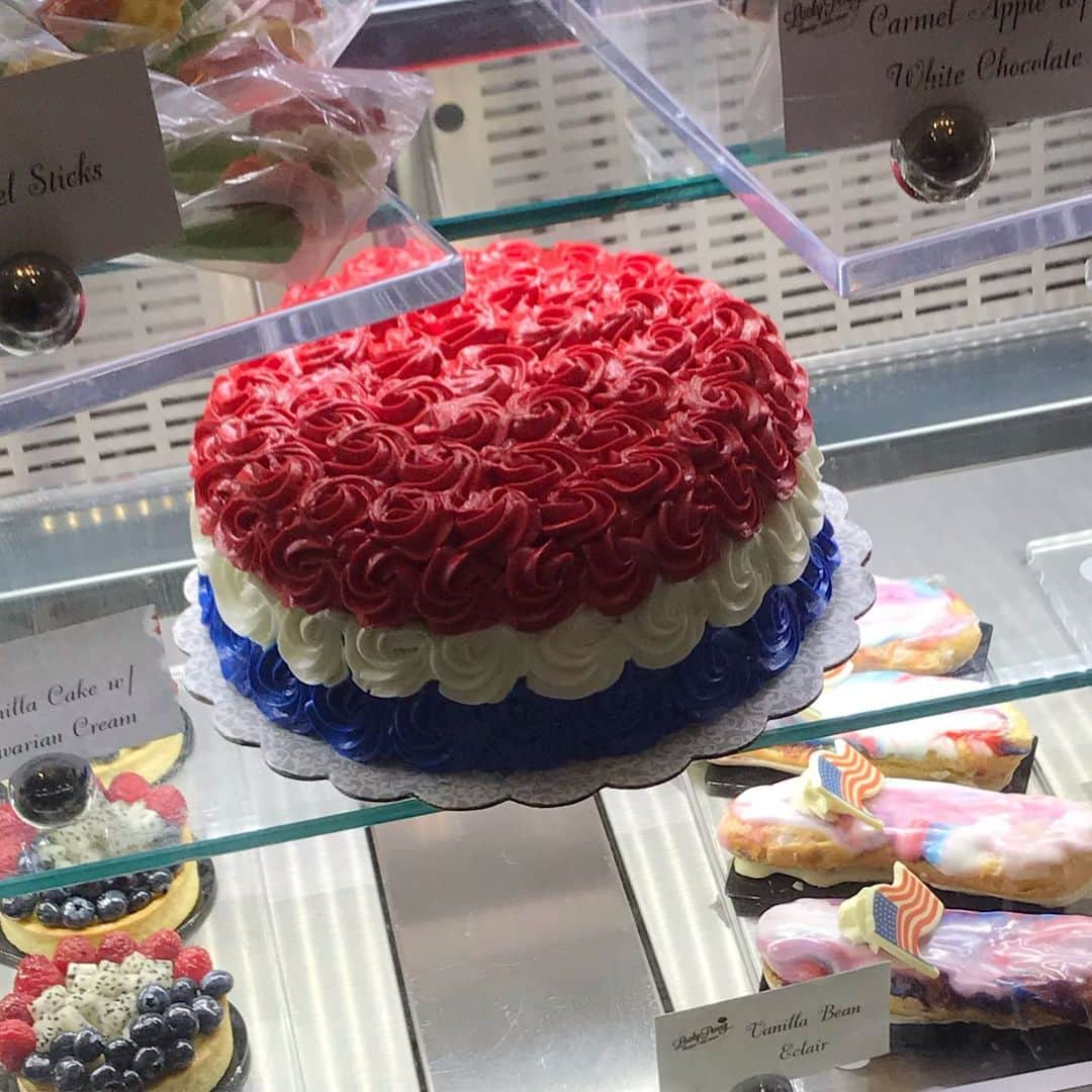 ハチミツ二郎さんのインスタグラム写真 - (ハチミツ二郎Instagram)「American cake.」5月13日 13時21分 - jirohachimitsu