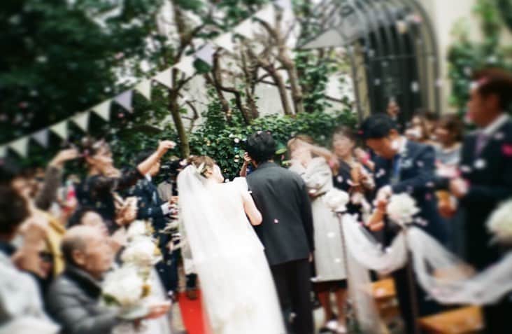 筧美和子さんのインスタグラム写真 - (筧美和子Instagram)「先日姉の結婚式がありました。 ずーっと一緒で大好きで大切な姉がお嫁に行くのは少し寂しくもありましたが、素敵な旦那さんに出会えて 二人の出会いが家族みんなにとって大切な出会いとなりました❤︎ . この日のお姉ちゃん、いつも以上にすごくすごく綺麗で可愛かったのです。 大好きなふたりの幸せがずっとこれからもあり続けますように。  2枚目は三姉弟で☺︎」5月13日 13時31分 - miwakokakei