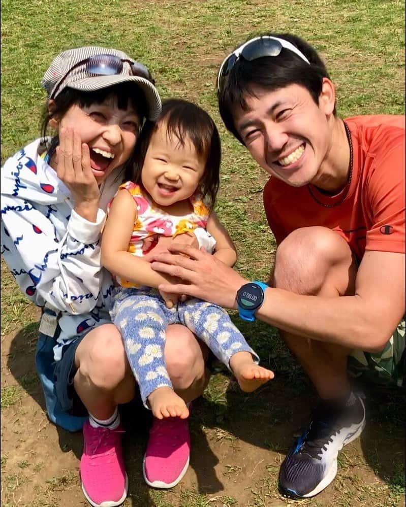 金田朋子のインスタグラム：「今週末はパパちゃんがホノルル駅伝！頑張れ〜*\(^o^)/* #千笑 #森渉 #金田朋子 #家族 #子供 #baby #笑顔 #cpfu #ホノルル駅伝」