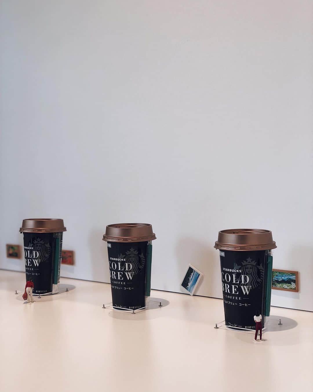 鈴木詩織さんのインスタグラム写真 - (鈴木詩織Instagram)「Starbucks Cold Brew Coffee☕️ . パーソナルの先生からブラックコーヒーは良いよ！と言われて最近飲むようになって好きになんです🍃 . 今日はスターバックスさんからのご招待で、「スターバックス®コールドブリュー コーヒー」発売イベント“A story of Starbucks Chilled Cup Cold Brew” へ💕 . 新作のコールドブリュー コーヒーを飲んだのですが、無糖なのに飲みやすくて味わい深くて美味しかったです😋 . このクオリティがコンビニで買えるのは嬉しい👏🏾明日から発売だよん！❤️ . DAIKANYAMA T-SITE GARDEN GALLERYで今日までイベント開催している会場では、 MOZUさんのミニチュアの作品やトリックアートが見れて面白かったよ🙋🏾‍♀️ ミニチュアアートが細かいところまでこだわっていて素晴らしかったです！ . . . . . #スターバックスチルドカップ #コールドブリューコーヒー#Promotion」5月13日 13時28分 - shiorin0802suzuki