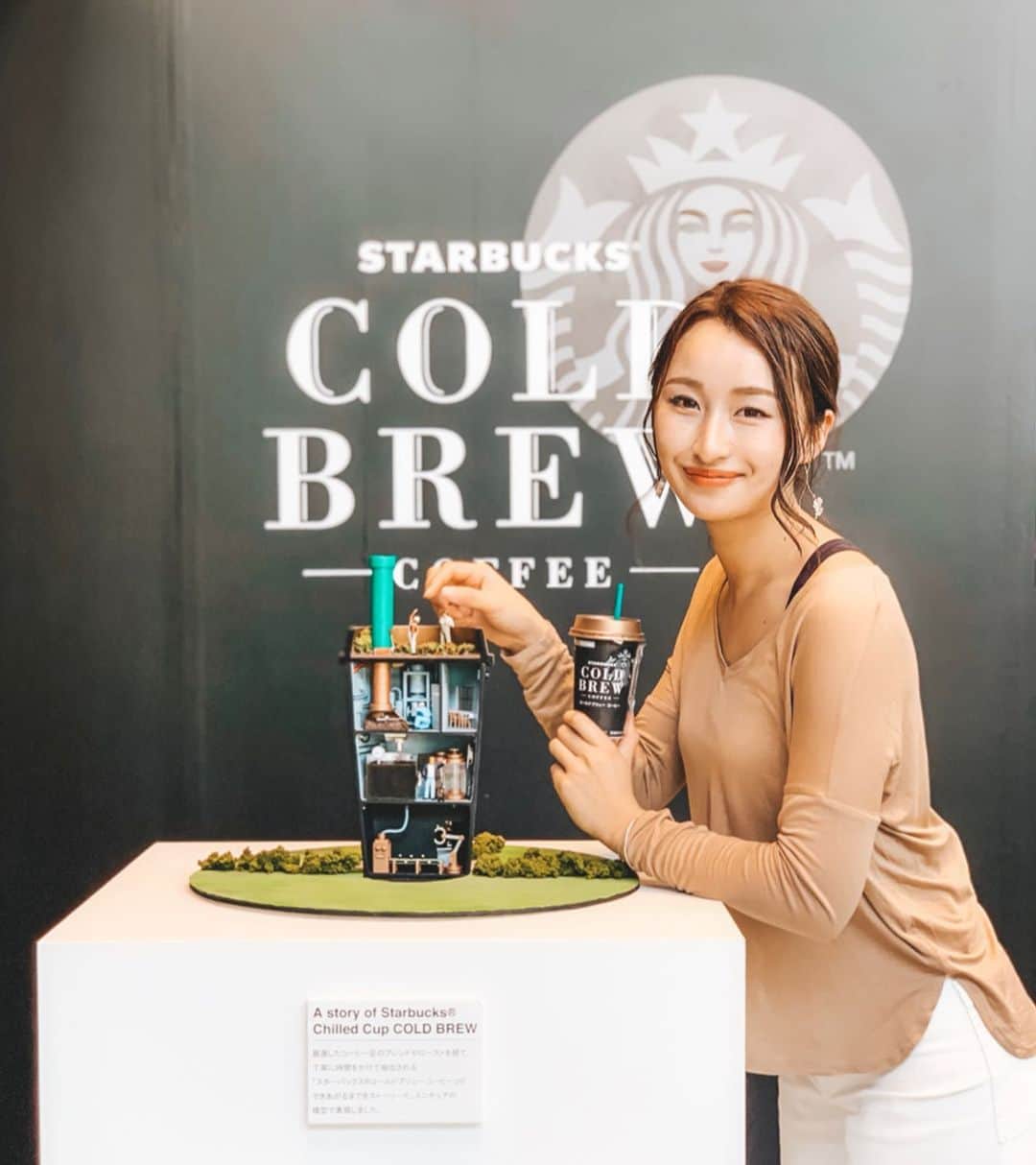 のインスタグラム：「- - スターバックスさんからのご招待で、 明日発売の「スターバックス®コールドブリュー コーヒー」発売イベント“A story of Starbucks Chilled Cup Cold Brew” にいってきました🌴 - ブラックコーヒー普段あまり飲まないのですが、 苦味とか酸味が抑えられていて、 かなり飲みやすくて美味しかった！！✨ コーヒー苦手な人にもぜひ飲んで欲しいです！ - イベント会場では、ジオラマアーティスト MOZUさんの作ったミニチュア作品や、 トリックアートがあってすごく可愛かったです☺️ 期間限定の特別空間は今日までだそうです👌🏻 - #スターバックスチルドカップ #コールドブリューコーヒー #Promotion #代官山 #ツタヤ #コーヒー #ジオラマアーティスト #ゴルフ女子 #ゴルフ男子 #ゴルフコーデ #スポーツ女子  #ゴルフウェア #スポーツ #golf #골프 #골프스타그램 #골프장 #라운드 #골프스윙 #골프사랑 #골프레슨 #아이언샷 #스크린골프」