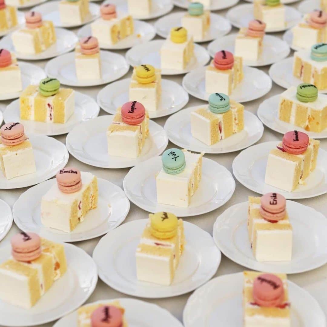 Wedding Park 公式さんのインスタグラム写真 - (Wedding Park 公式Instagram)「【ゲストの名前が入ったマカロンケーキ🍰】﻿ こんにちは！ハナレポ編集部のがみこです🌟﻿ ﻿ 突然ですが、"世界で最も心地よい言葉"って何かご存知ですか？﻿ ﻿ それは、自分の名前なんだそうです☺️✨﻿ 心理学的にも、名前で呼ばれると親近感が湧く効果があると言われています💑﻿ ﻿ 今回ご紹介のたえたそさんは、ゲスト一人ひとりの"世界で最も心地よい言葉"をのせたウエディングケーキをご用意されたそうです🎂❤️﻿ ﻿ —————————————————————﻿ 👰たえたそさんのハナレポ📝﻿ https://www.weddingpark.net/hanarepo/3039/﻿ —————————————————————﻿ 本日のストーリーズからも飛べます✈️﻿ ﻿ カラフルなマカロンにお名前が書かれているケーキ😍✨💕﻿ しかも、デザートビュッフェのタイミングで、ゲスト一人ひとりに、その方の名前のマカロンがのったケーキを手渡しされたそうです👰🍰﻿ ﻿ とってもステキな演出✨﻿ 私がゲストだったら感激してしまいます😍﻿ ﻿ 他にも、ゲスト思いの工夫がいっぱいのたえたそさんの結婚式🎉﻿ ぜひ、ハナレポをチェックしてみてくださいね！﻿ ﻿ //////////////////////////////﻿ #ウエパ と #ハナレポ をつけて﻿ 投稿してください❣️﻿ 素敵な投稿は @weddingpark で﻿ ご紹介させていただきます！﻿ //////////////////////////////﻿ ﻿ #ハナレポ #ウエパ #ウエディングパーク #日本中の卒花嫁さんと繋がりたい #日本中のプレ花嫁さんと繋がりたい #2020春婚 #2020夏婚 #2020秋婚 #2020冬婚 #weddingpark #プレ花嫁準備 #秋婚 #ウエディングケーキ #マカロンケーキ #名前入りケーキ #披露宴演出 #ケーキ選び #ケーキ装花」5月13日 13時32分 - weddingpark
