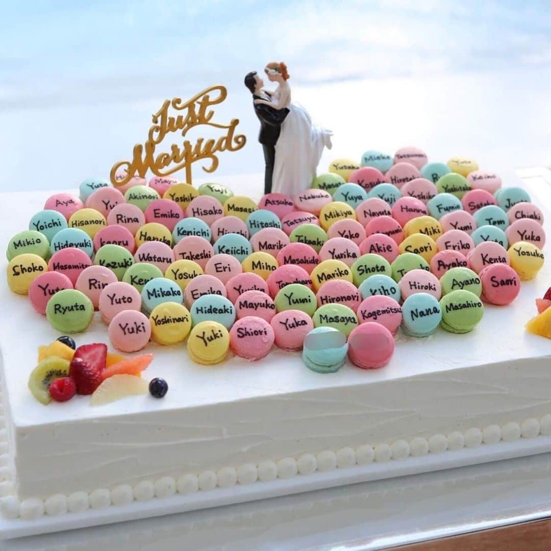 Wedding Park 公式さんのインスタグラム写真 - (Wedding Park 公式Instagram)「【ゲストの名前が入ったマカロンケーキ🍰】﻿ こんにちは！ハナレポ編集部のがみこです🌟﻿ ﻿ 突然ですが、"世界で最も心地よい言葉"って何かご存知ですか？﻿ ﻿ それは、自分の名前なんだそうです☺️✨﻿ 心理学的にも、名前で呼ばれると親近感が湧く効果があると言われています💑﻿ ﻿ 今回ご紹介のたえたそさんは、ゲスト一人ひとりの"世界で最も心地よい言葉"をのせたウエディングケーキをご用意されたそうです🎂❤️﻿ ﻿ —————————————————————﻿ 👰たえたそさんのハナレポ📝﻿ https://www.weddingpark.net/hanarepo/3039/﻿ —————————————————————﻿ 本日のストーリーズからも飛べます✈️﻿ ﻿ カラフルなマカロンにお名前が書かれているケーキ😍✨💕﻿ しかも、デザートビュッフェのタイミングで、ゲスト一人ひとりに、その方の名前のマカロンがのったケーキを手渡しされたそうです👰🍰﻿ ﻿ とってもステキな演出✨﻿ 私がゲストだったら感激してしまいます😍﻿ ﻿ 他にも、ゲスト思いの工夫がいっぱいのたえたそさんの結婚式🎉﻿ ぜひ、ハナレポをチェックしてみてくださいね！﻿ ﻿ //////////////////////////////﻿ #ウエパ と #ハナレポ をつけて﻿ 投稿してください❣️﻿ 素敵な投稿は @weddingpark で﻿ ご紹介させていただきます！﻿ //////////////////////////////﻿ ﻿ #ハナレポ #ウエパ #ウエディングパーク #日本中の卒花嫁さんと繋がりたい #日本中のプレ花嫁さんと繋がりたい #2020春婚 #2020夏婚 #2020秋婚 #2020冬婚 #weddingpark #プレ花嫁準備 #秋婚 #ウエディングケーキ #マカロンケーキ #名前入りケーキ #披露宴演出 #ケーキ選び #ケーキ装花」5月13日 13時32分 - weddingpark