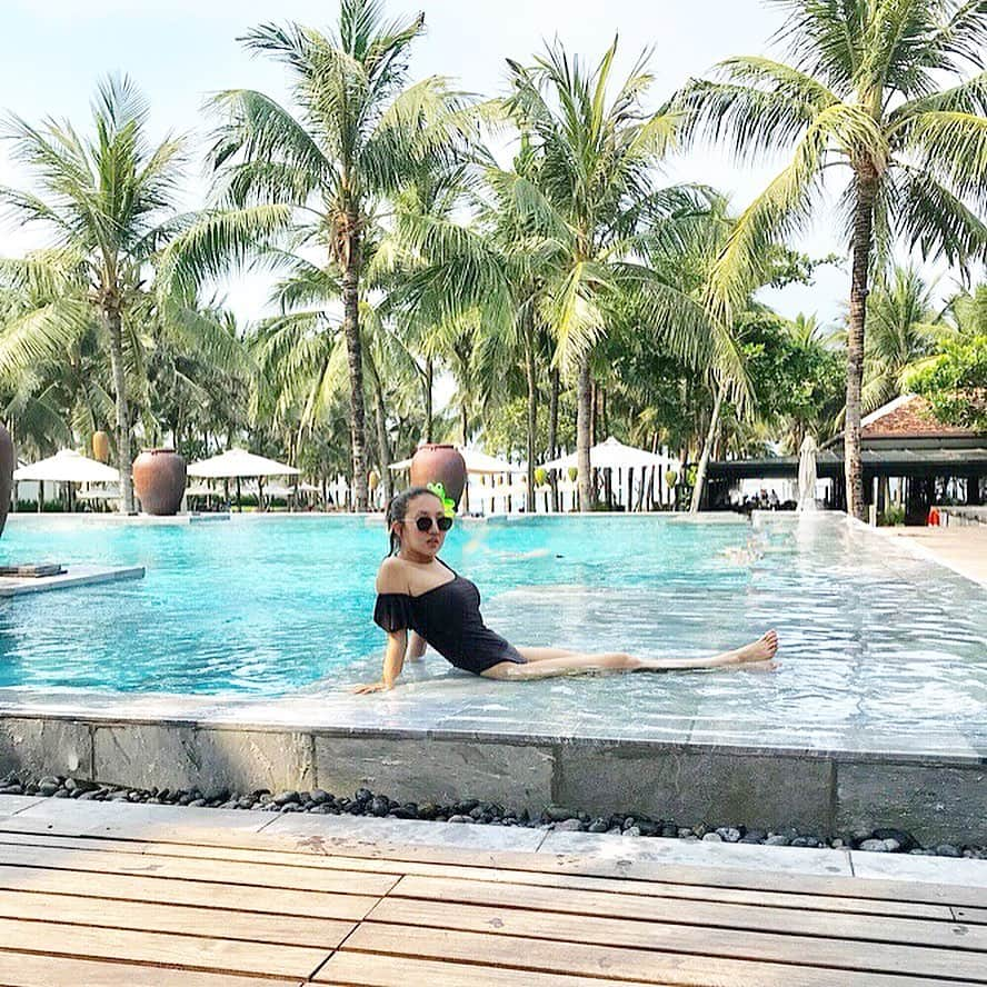 渡辺由香さんのインスタグラム写真 - (渡辺由香Instagram)「#vietnamtrip #hotelpool #fourseasonshotel  GWトリップのベトナム旅行用に 水着でブラウン系ワンピが欲しくてGETしたこのアイテムは  @buyma_official にて見つけたよ 肩のフリルもダークカラーだと程よくて好き アシンメトリーなデザインも好き♡ それも #プチプラ あー またプールでガッツリ泳ぎたいなぁ これから夏も大活躍間違いなしだね #swimwear #beachstyle #buyma #buyma_pr」5月13日 13時32分 - yukawatanabe_hanabo