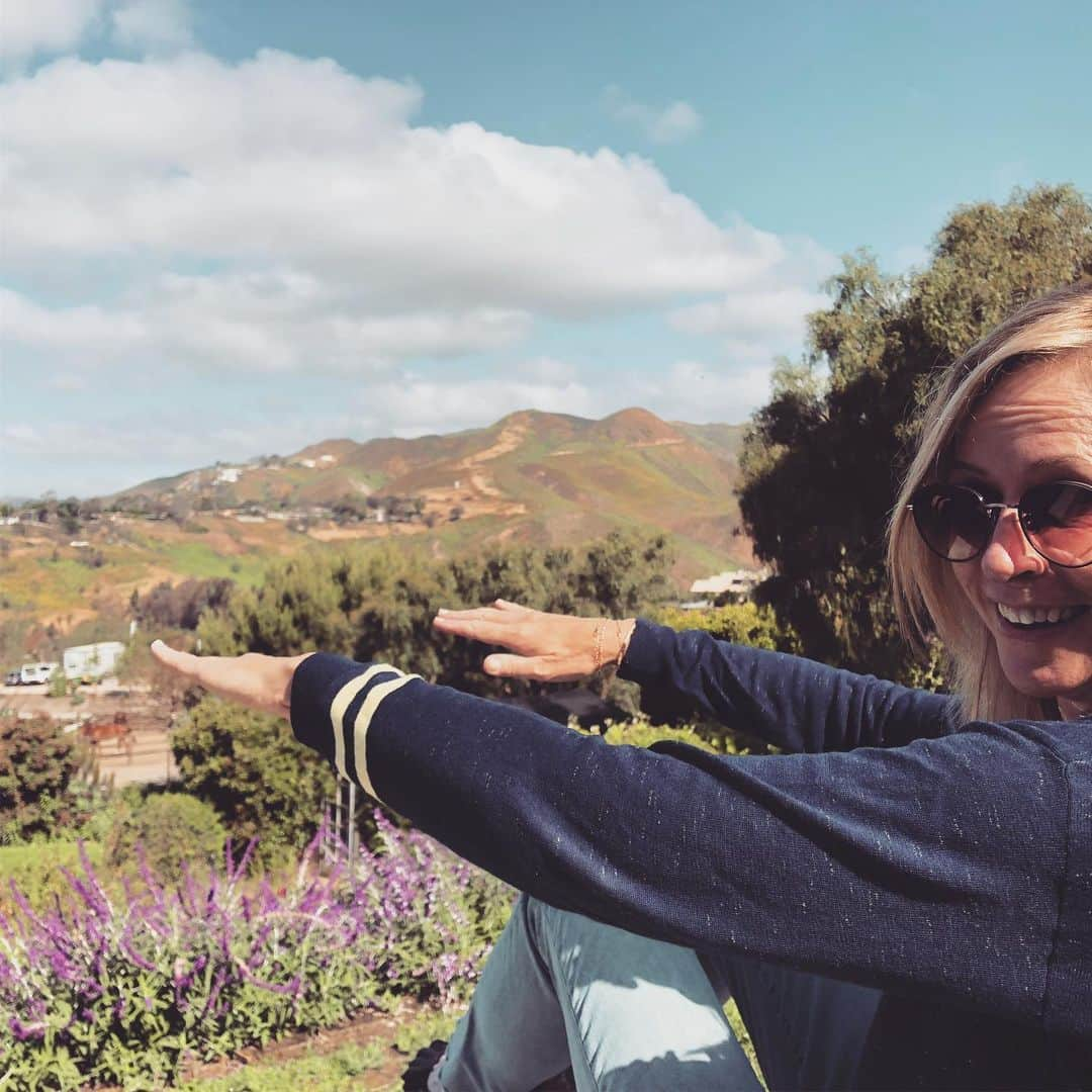 ルーク・ヘムズワースさんのインスタグラム写真 - (ルーク・ヘムズワースInstagram)「My mum can actually fly. She taught me too. I’ve always had to flap my arms harder than her though. For her it’s effortless. Happy Mother’s Day Lones you legend. Miss you already」5月13日 13時35分 - hemsworthluke