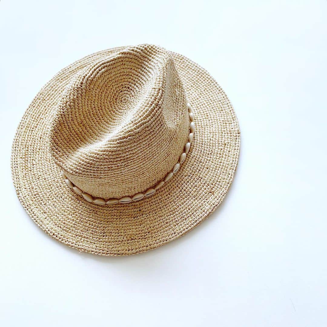 Yukarisuminoさんのインスタグラム写真 - (YukarisuminoInstagram)「【コレ買ってよかった！帽子編】 夏の間だけは帽子をかぶります。 似合うものになかなか出会えなくて、帽子デビューは昨年ですがお気に入りのものを紹介しますと思ったら全部ZARAでした（笑） ZARAの帽子は形がすごく合うみたい！ かっこよくかぶれます。 すべて今売っているものなのでおすすめです♡  1.ツートンハット(3,990円) つばが広くてこの三つの中では一番日差しを防げます。モノトーンカラーがオシャレなので麦わらっぽくなくかぶれてモードな感じに。  2.ラフィア貝殻ハット(4,990円) Tシャツにデニムとかラフな格好に合わせようと思って最近買いました。ワンピースにももちろん合いそう！  3.ラスティックキャップ(2,990円) こちらかなりのお気に入り。 他の二つに比べて日差しは防げませんが、オシャレ感！キャスケットは似合わないと思い込んでましたが、これは行けた！アラフォーでも痛くないキャスケット。 黒とナチュラルカラーがあります。 定番で長く使えるかたちです。  Hat all @zara  #アラフォーママ #アラフォーファッション #ママファッションプチプラ #ママスタイル #ママさんと繋がりたい #ママスタグラム #ワーキングママ #コーディネート #アラフォーコーディネート #アラフォーママコーデ #コーデ女子 #locari #jマダムのおしゃれ #春コーデ #レスブリス #夏コーデ #小学生ママ #zara #ザラ #ザラ購入品 #zara購入品 #ザラコーデ」5月13日 13時37分 - yukarisumino