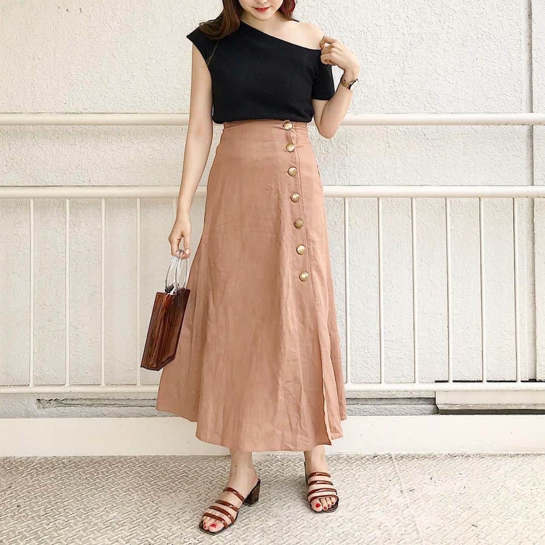 mina hinokuchiのインスタグラム：「. 昨日はインスタLIVEご覧いただきありがとうございました♡ 既に入荷したアイテムもありますが、その他のアイテムは今週入荷予定です🌻わくわく . 昨日ご紹介した、ワッフル変形Tと釦スカート着るとこんな感じです♡ ワッフルTめちゃめちゃ夏使えそう！！(しかも¥3900+tax😳絶対２色買う) . いよいよ木曜からはルミネ10%も始まります♪♪ ぜひ遊びに来てください☺️✨ #whoswhochico #salonbychico #salonbychico_yokohama #フーズフーチコ #mina_chicode」