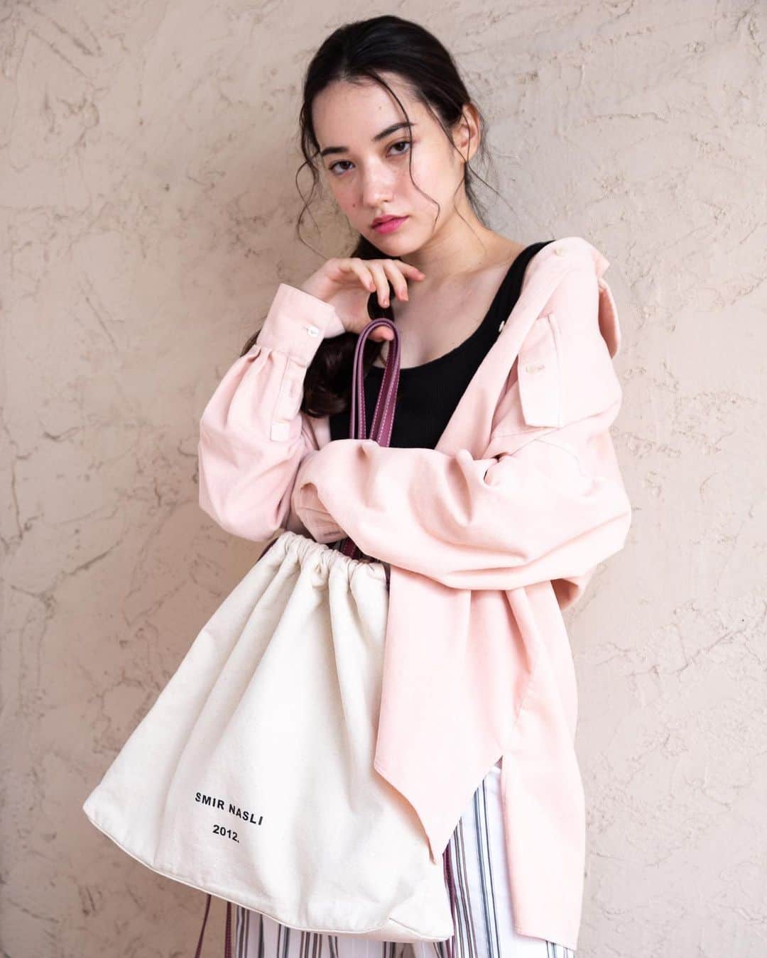 SMIRNASLI_officialのインスタグラム：「巾着bag . 大きめなので A4も入る巾着bagが登場❤︎ 絞っても、開いてても かわいい🥺❤︎ . . #smirnasli #bag #サミールナスリ #バッグ #newarrivals」
