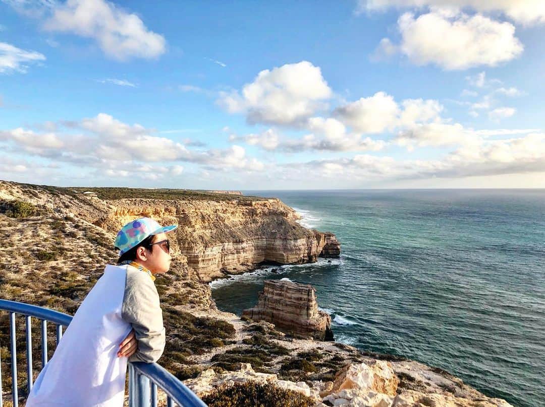 DINDINのインスタグラム：「보면서도 믿기지 않던 호주의 풍경이 그립다. 🙌🏼 #딘딘 #자메즈 #서호주 #죽네투어 #월요병 #화이팅 #💪🏼 #사실은숙취 #😱」
