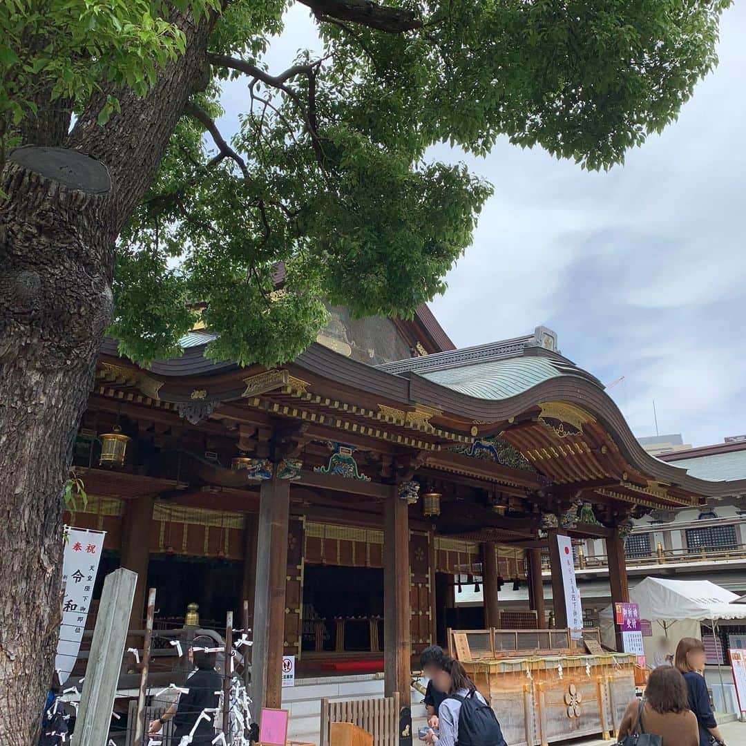 砂川信哉のインスタグラム：「まだ行ったことのなかった湯島天満宮へ、このまえ参拝しに行ってきたよ。想像よりだいぶ狭かったから年始の混雑は恐ろしいだろうな…… 最近SEKIROをやりすぎて鉤縄ポイントを探してしまいます。神社巡りにハマりそう。」