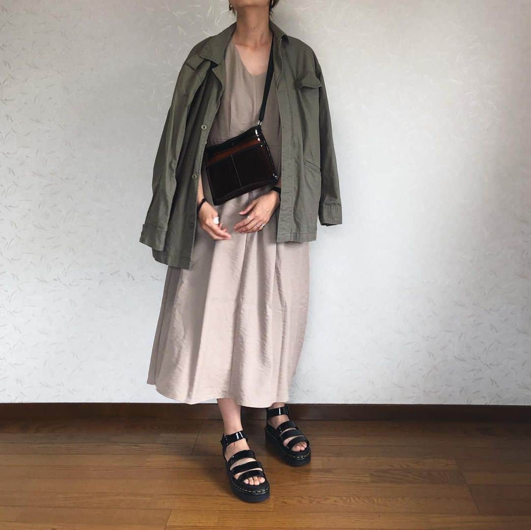 のインスタグラム：「バックスタイルがなんとも可愛いワンピ🥺 . . . op#stylebar #emmatylor @stylebar.jp @emmataylor_ny  bag#controlfreak @controlfreak_official  sandal#drmartens @drmartensofficial . . . . #fashion #code #locari #stylebarjp #stylebarstyle #pvc #ママコーデ #ワンピース #サコッシュ #ミリタリージャケット #スタイルバー #エマテイラー #ドクターマーチン #wear更新」