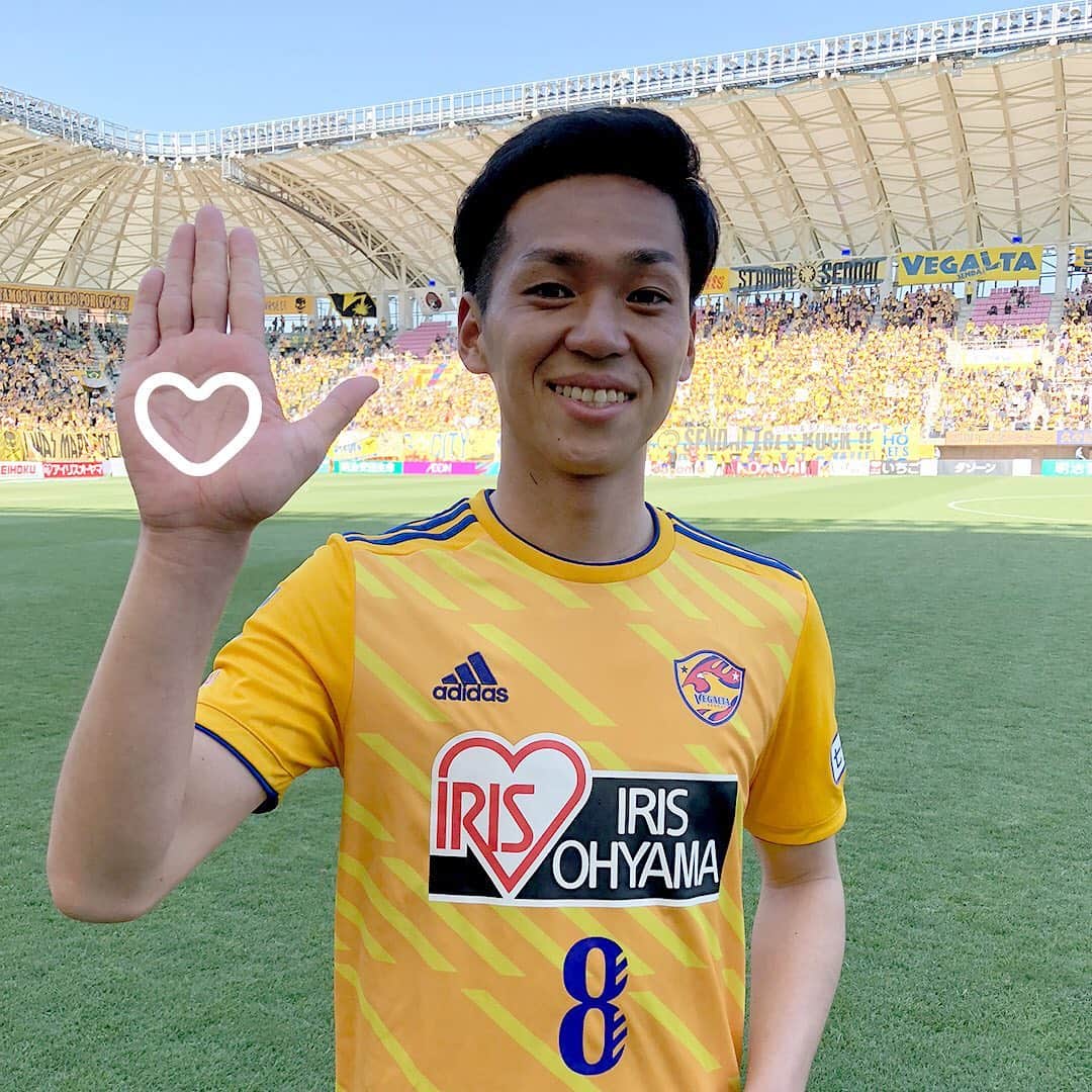 のインスタグラム：「昨日のヒーローと勝利のハイタッチ🙌 #ベガルタ仙台 #仙台 #サッカー #Jリーグ #2019シーズン #スローガン #ReVolution #松下佳貴 #8番 #昨日のヒーロー #ハイタッチ #サンフレッチェ広島」