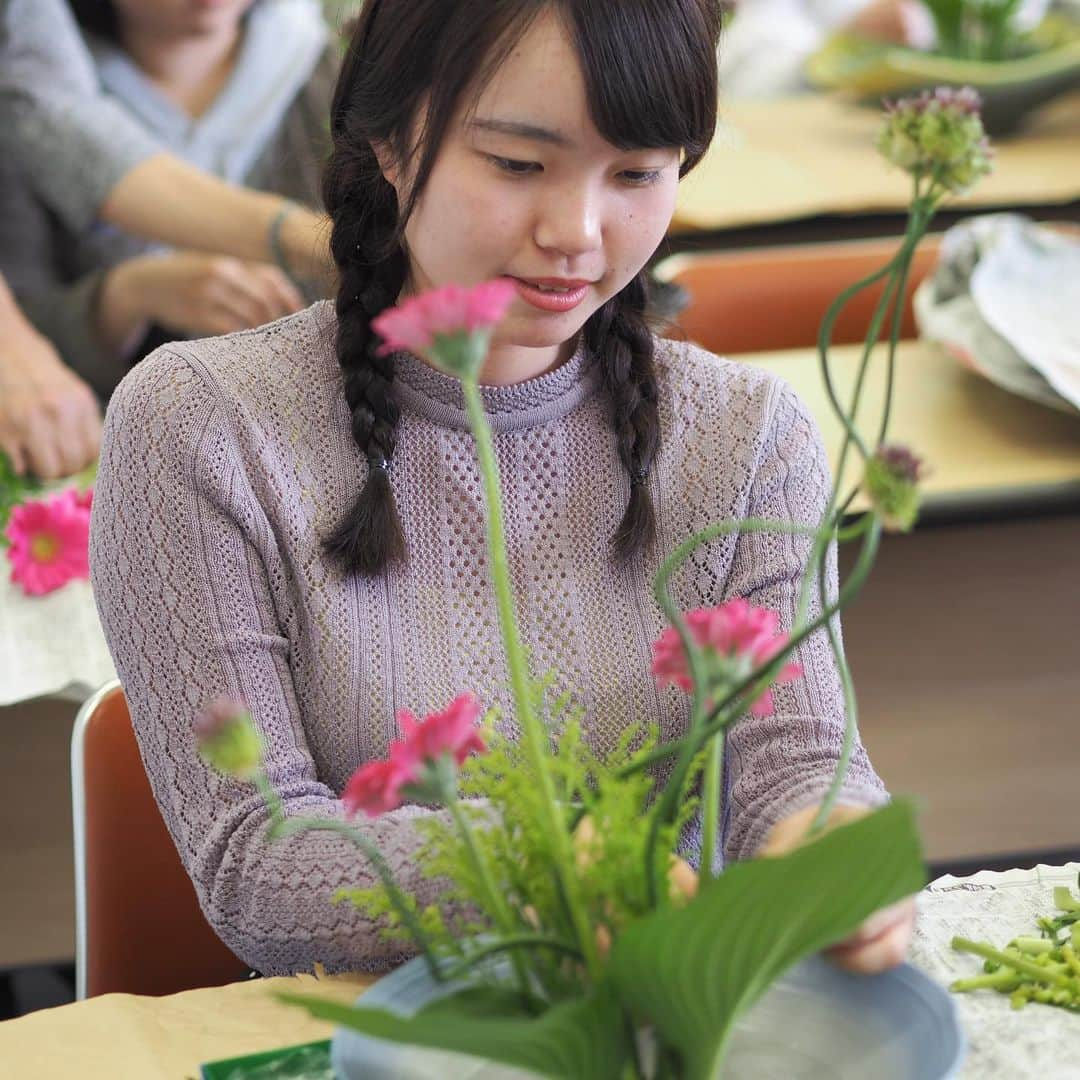 福岡女子短期大学さんのインスタグラム写真 - (福岡女子短期大学Instagram)「@文化教養学科 「日本の伝統文化🌼」を学ぶ文化教養学科🎀では、1年生科目に「華道🌱」を学ぶ講義があります。 . 季節を感じることができる「華道」の講義。「春の爽やかな風が通り抜けるように」などイメージを膨らませ、花と向き合っていました。 . この講義では、華道の歴史や関連する文化的事象を知り、日本文化の美意識を高めることが出来ます。展示作品で学内を華やかに演出しています。 . #華道 #日本文化 #美意識 #福岡女子短期大学 #福女短 #福岡県 #太宰府市 #福岡 #司書の卵 #国語の先生 #花好き #女子力 #花好きな人と繋がりたい  #本が好きな人と繋がりたい #女子力アップ  #華道教室 #お花 #花がある暮らし #花がある生活 #花 #文化教養学科 #福岡女子短期大学文化教養学科 #短大生 #女子大生 #学校 #福岡の女子短期大学 #文学好きな人と繋がりたい . ========[ 資料請求 ]======== ． 新しい福岡女子短期大学の資料請求（2020大学案内）を無料送付中です。本学ホームページからお気軽に申し込みください。 . 子ども学科/健康栄養学科 音楽科/文化教養学科 ． 福岡女子短期大学 住所：‪福岡県太宰府市五条四丁目16番1号‬ tel：‪092-922-4034‬（代表）」5月13日 13時46分 - fukuoka_wjc