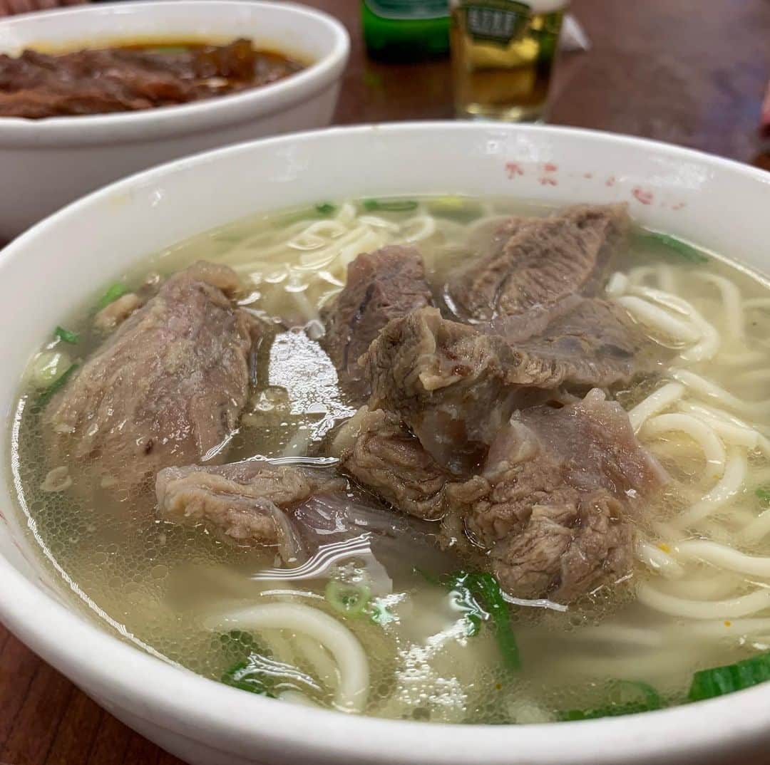 本谷亜紀さんのインスタグラム写真 - (本谷亜紀Instagram)「ここも2ヶ月前食べたけど、母に食べさせたくて2回目の訪問❗️台湾名物の一つである牛肉麺。ピリ辛と塩味があるの🥺恐らく辛い方が人気があると思われるけど、塩味の方が日本のラーメンぽく、生姜が効いてて私はこっちの方が好きだった😳 ㅤㅤㅤㅤㅤㅤㅤㅤㅤㅤㅤㅤㅤ 小と大があるけど、小でも日本の大盛りくらいはあるので、小サイズおすすめ❗️常に並ぶけど、恐ろしく回転が早いからすぐに入れます👌 ㅤㅤㅤㅤㅤㅤㅤㅤㅤㅤㅤㅤㅤ ちなみに、台湾来てるっていうと台湾ラーメンどこがおすすめ？って聞かれるけどあれは名古屋の名物であって台湾にはないよ😚敢えていうなら牛肉麺が台湾ラーメン🍜 #永康牛肉麺 #台湾 #ラーメン #らーめん #拉麺 #라면#ramen#noodle  #つけ麺 #まぜそば #汁なし #麺 #麺活 #ラーメン巡り #ラーメンインスタグラマー #麺スタグラム #rameninstagramer  #travel #foodie」5月13日 13時57分 - akichi0518_ramen