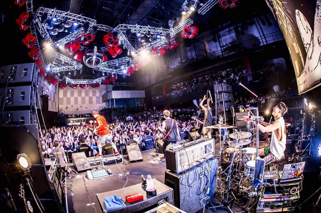Bunta のインスタグラム：「KOSHI ROCK GALAXCY 2019 最高のイベントにメロコアバンドとして参戦できたのが嬉しかった！！日本のメロコアの歴史のでっかい節目になる様なイベントだったと思う🤘🤘🤘 dustbox20周年おめでとうございます㊗️ 📷@naoto_iwabuchi_  #drumforhappy #totalfat #dustbox #punkrock #melodicpunk #zildjian #yamahadrums」