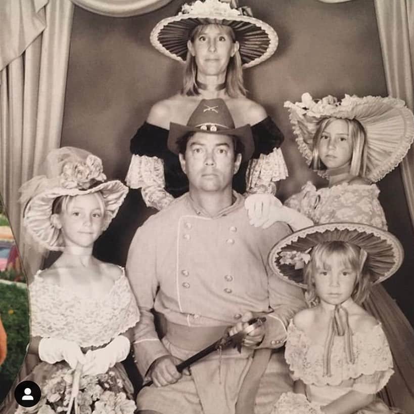 キャロライン・クラークのインスタグラム：「Happy Mother’s Day to the woman who knows how to take a family photo 🖖🏼」