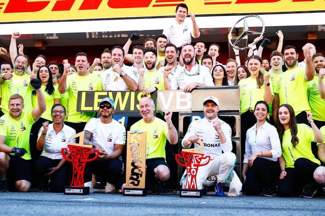 MERCEDES AMG PETRONASさんのインスタグラム写真 - (MERCEDES AMG PETRONASInstagram)「TEAM 💪 #DrivenByEachOther • #MercedesAMGF1 #MercedesAMG #F1 #PETRONASmotorsports #LH44 #VB77 #SpanishGP #TeamWork」5月13日 4時56分 - mercedesamgf1