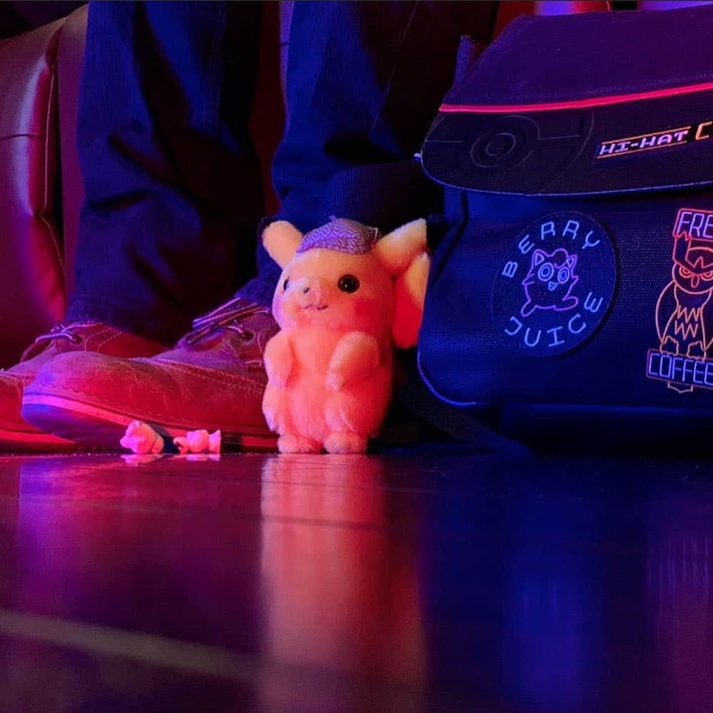 Pokémonさんのインスタグラム写真 - (PokémonInstagram)「Know of a mystery that only a world-class detective could solve? You’re in luck, Trainers—Detective Pikachu is on the case…and he’s brought some friends along!  US Trainers: partner up with a hero and follow the link in our bio for clues that will lead you to the #PokemonCenter. 🔍⚡️」5月13日 5時09分 - pokemon