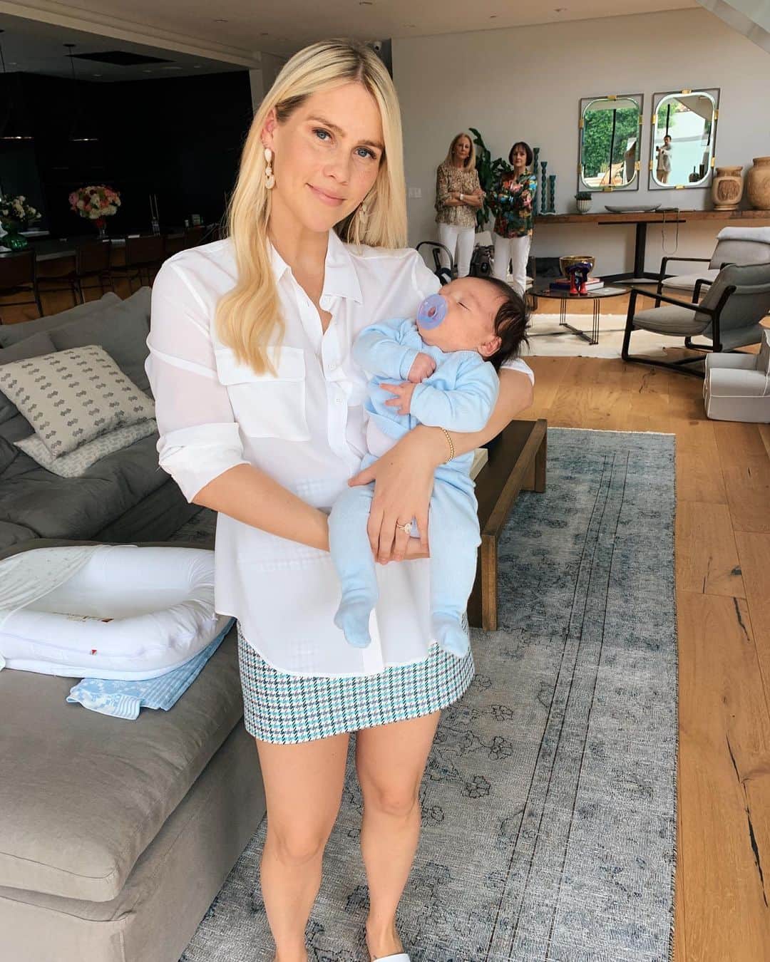 クレア・ホルトのインスタグラム：「I’m so lucky to celebrate this special day with my beautiful family. Thank you to my best friend @ajoblon for making me a mama. You and James are the best things to ever happen to me. To the two gorgeous ladies in the background, my mother and mother-in-law, thank you for guiding me and inspiring me. I love you both so much. An extra big thank you to my boy Jamesy - you make every day the best day. I know today is especially hard for those who have lost their mothers, and for the women who are trying for a baby but haven’t been blessed with one yet. I’m thinking of you all and sending my love. ❤️」