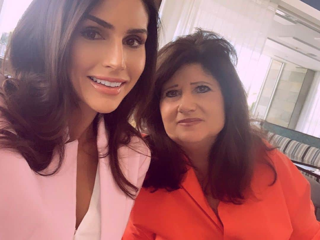 Alexia Clarkさんのインスタグラム写真 - (Alexia ClarkInstagram)「Mom is the ultimate Queen! 👑 . . . www.alexia-clark.com  #alexiaclark #queenofworkouts #queenteam #queen2019 #fitness #fitgirl #mom #mothersday #fitforHisreason」5月13日 5時11分 - alexia_clark