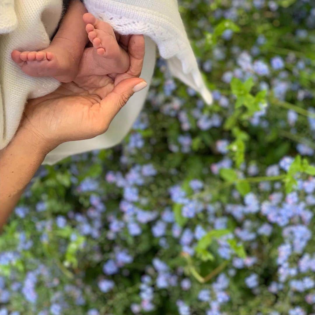 NBC Newsさんのインスタグラム写真 - (NBC NewsInstagram)「Duchess Meghan holds the feet of her baby, #Archie Harrison Mountbatten-Windsor, in a photo posted in honor of #MothersDay. This is the first Mother's Day for the Duchess of Sussex after #BabyArchie was born last week. . 📷 @sussexroyal / PA Wire via @gettyimages」5月13日 5時22分 - nbcnews