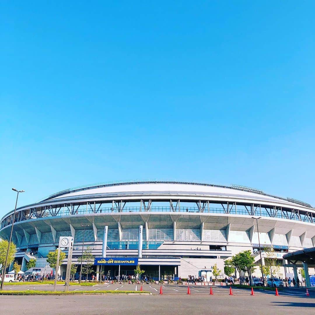 のインスタグラム：「⚾️ 🌾  それそれは雲ひとつない青空でありました。 はじめての遠征、はじめてのエコスタ。 新潟は素敵なとこでした。 試合結果は … … あはははははははは . .」