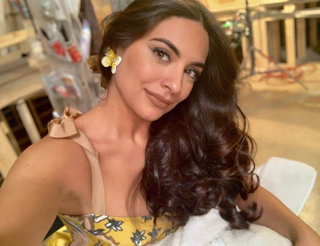 Ana Brenda Contrerasのインスタグラム：「Still Obsessed with #LaCristal ‘s outfit this last Ep , ya lo vieron ? @netflix #Dinastia ¿Desde dónde nos ven 🌎 ?  Im 👀 and ♥️」