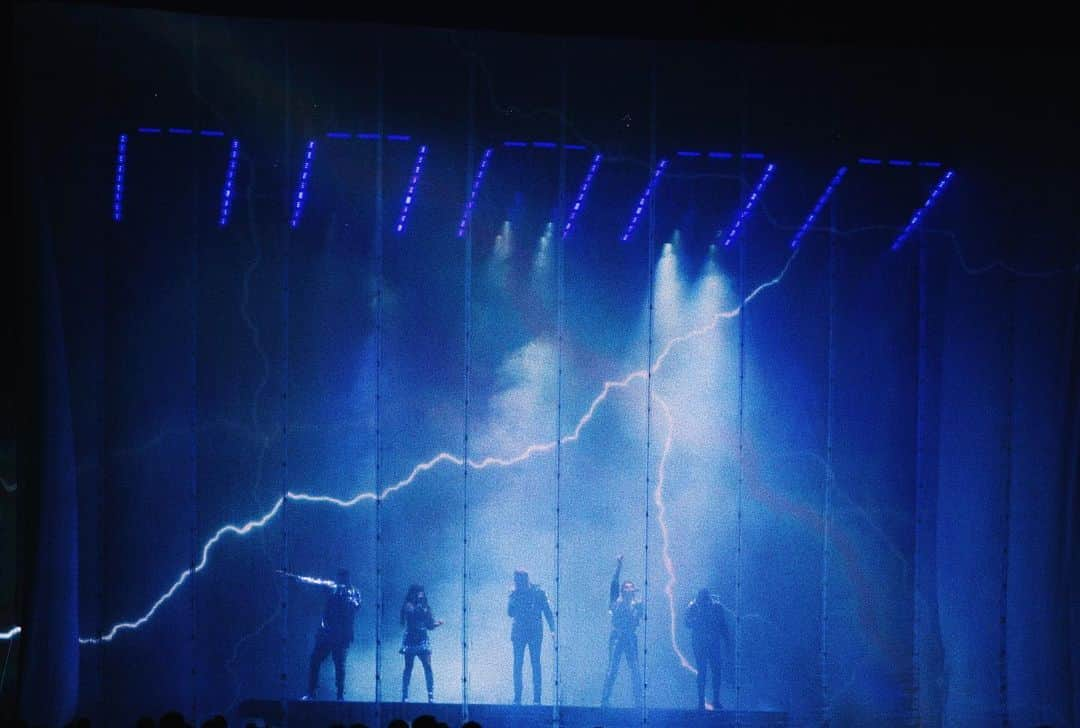 スコット・ホアイングさんのインスタグラム写真 - (スコット・ホアイングInstagram)「Pentatonix: The World Tour kicked off last night in Oakland! Can’t wait to do this show every night 💙」5月13日 5時27分 - scotthoying