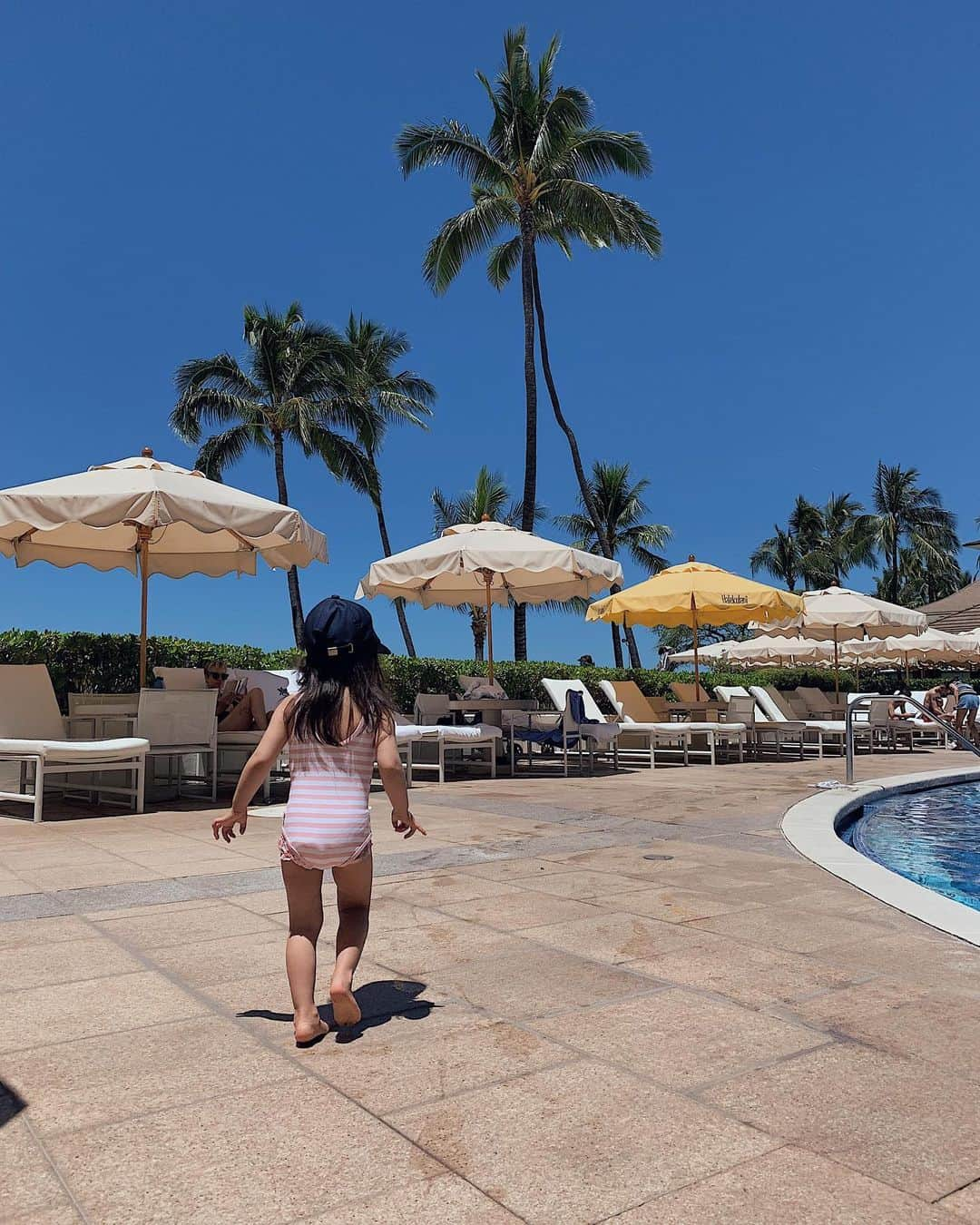 翁安芸さんのインスタグラム写真 - (翁安芸Instagram)「Bathing Beauty🏄🏻‍♀️🏝💗 #hawaii #ハワイ #mydaughter #poolside」5月13日 5時29分 - akinyc