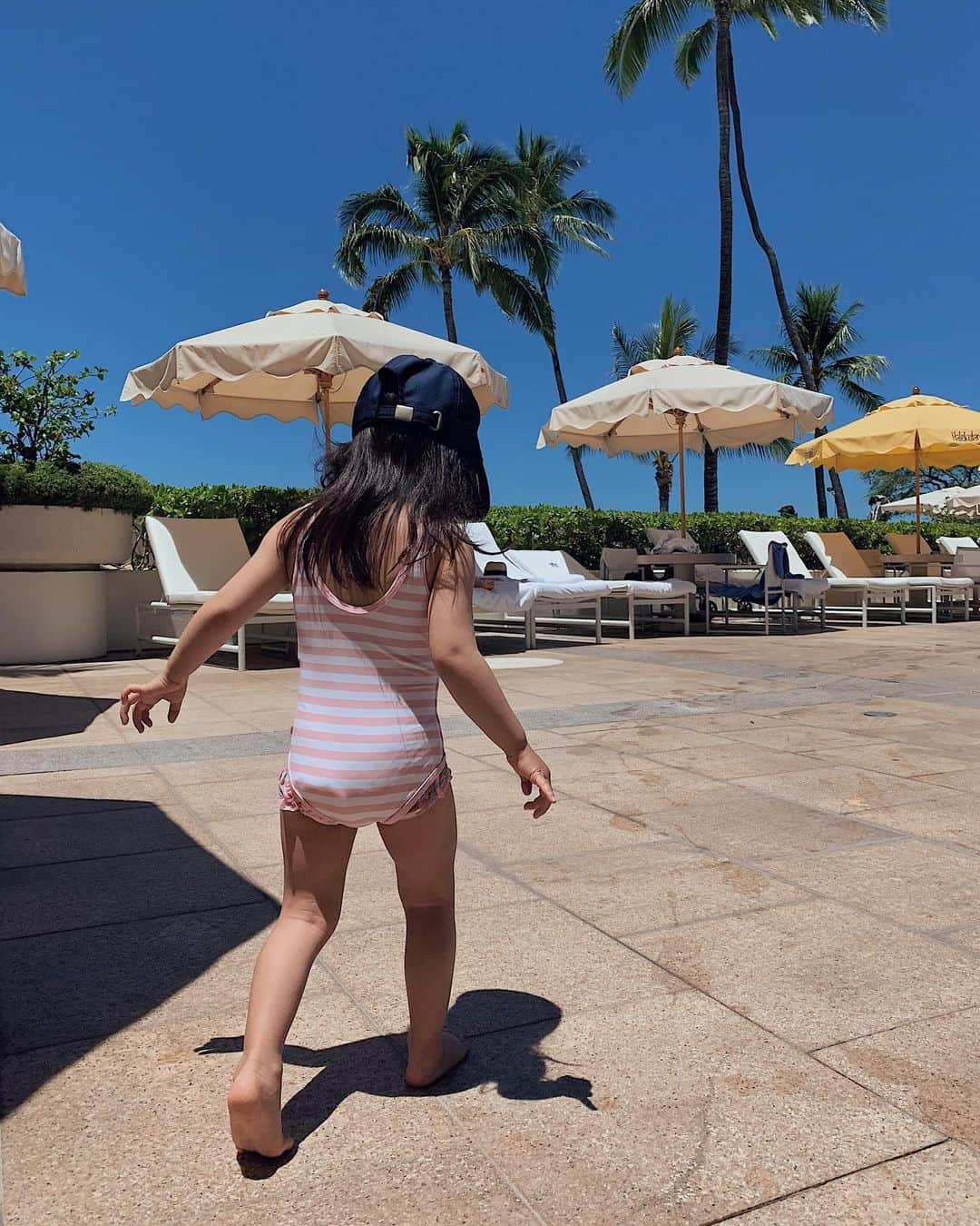 翁安芸さんのインスタグラム写真 - (翁安芸Instagram)「Bathing Beauty🏄🏻‍♀️🏝💗 #hawaii #ハワイ #mydaughter #poolside」5月13日 5時29分 - akinyc