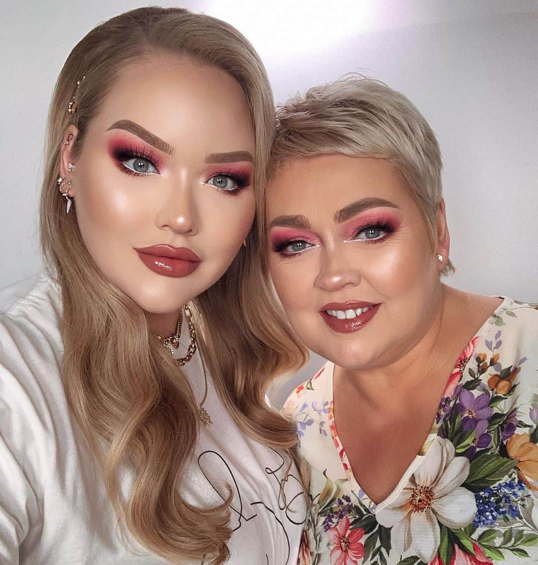 NikkieTutorialsさんのインスタグラム写真 - (NikkieTutorialsInstagram)「Happy Mother’s Day from my twin and I 😅✨ NOW UP ON MY CHANNEL: transforming my mom into ME 🤯🙃💘 mom, thank you for being the most amazing role model and inspiration in my life. you taught me how to be strong, fearless and stay humble!!! you are my world and I don’t know what I’d do without you. I LOVE YOU!!!!! 😭❤️」5月13日 5時29分 - nikkietutorials